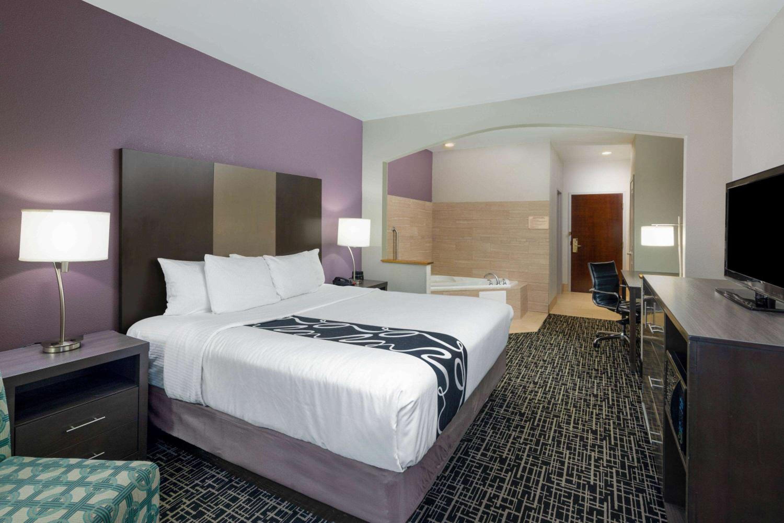 Superior King Room - Non-Smoking - Photo 6