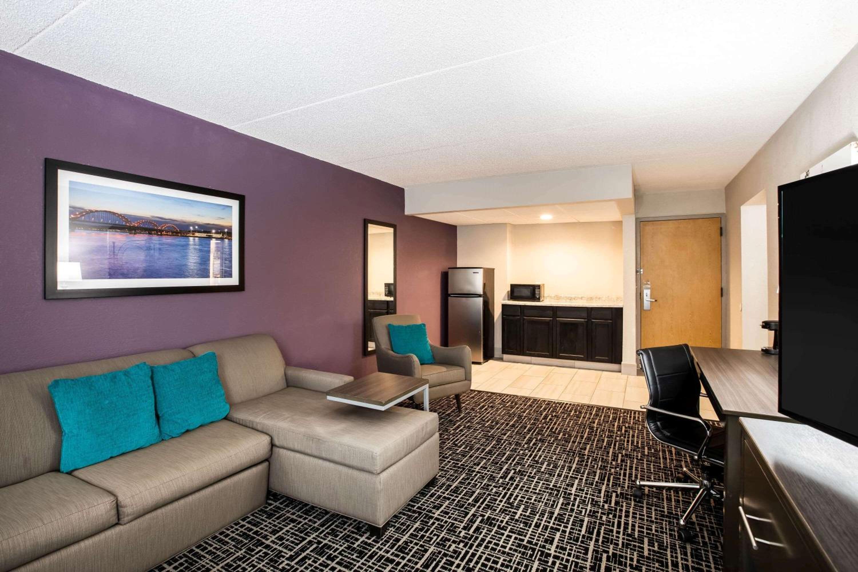 Deluxe Queen Suite - Photo 4