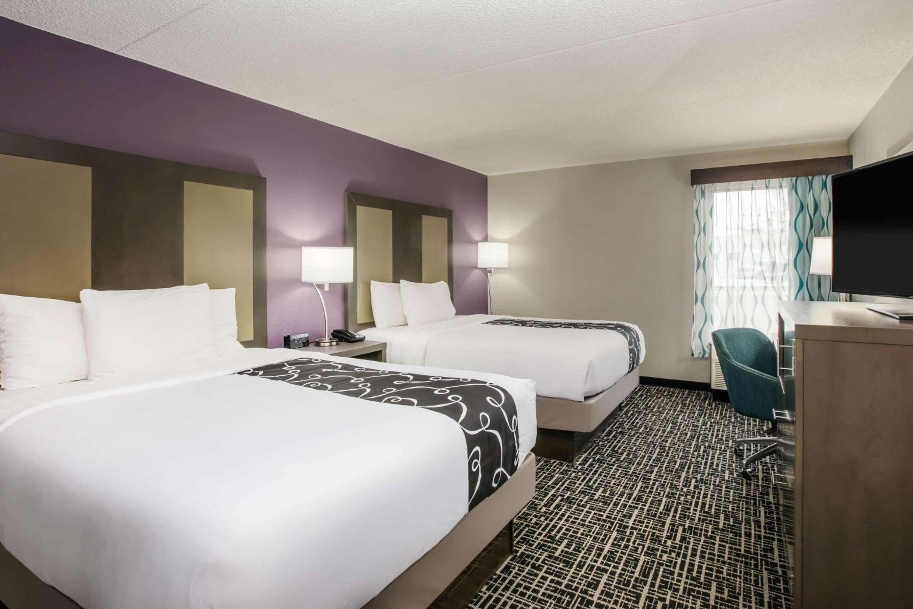Deluxe Queen Room with Two Queen Beds - Photo 5