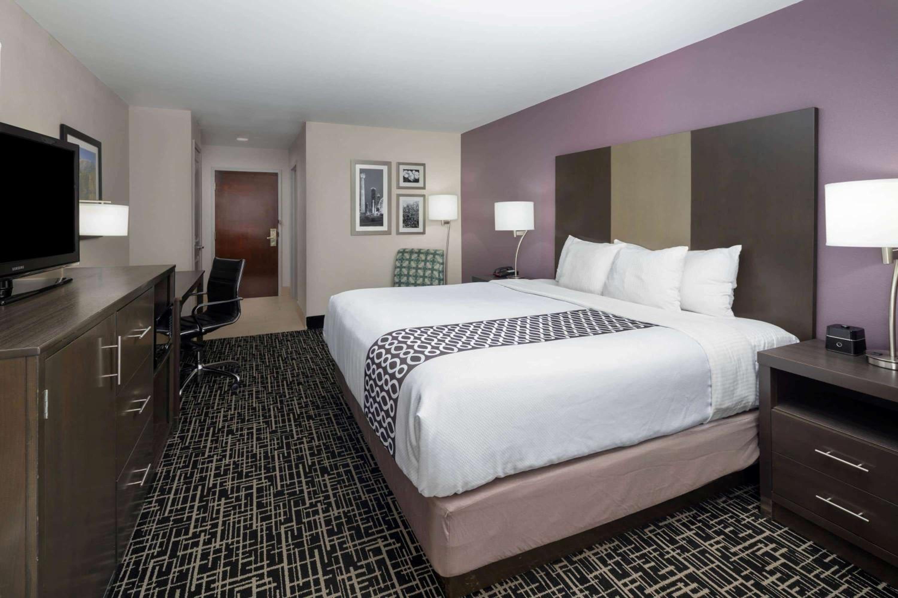 Superior King Room - Non-Smoking - Photo 2