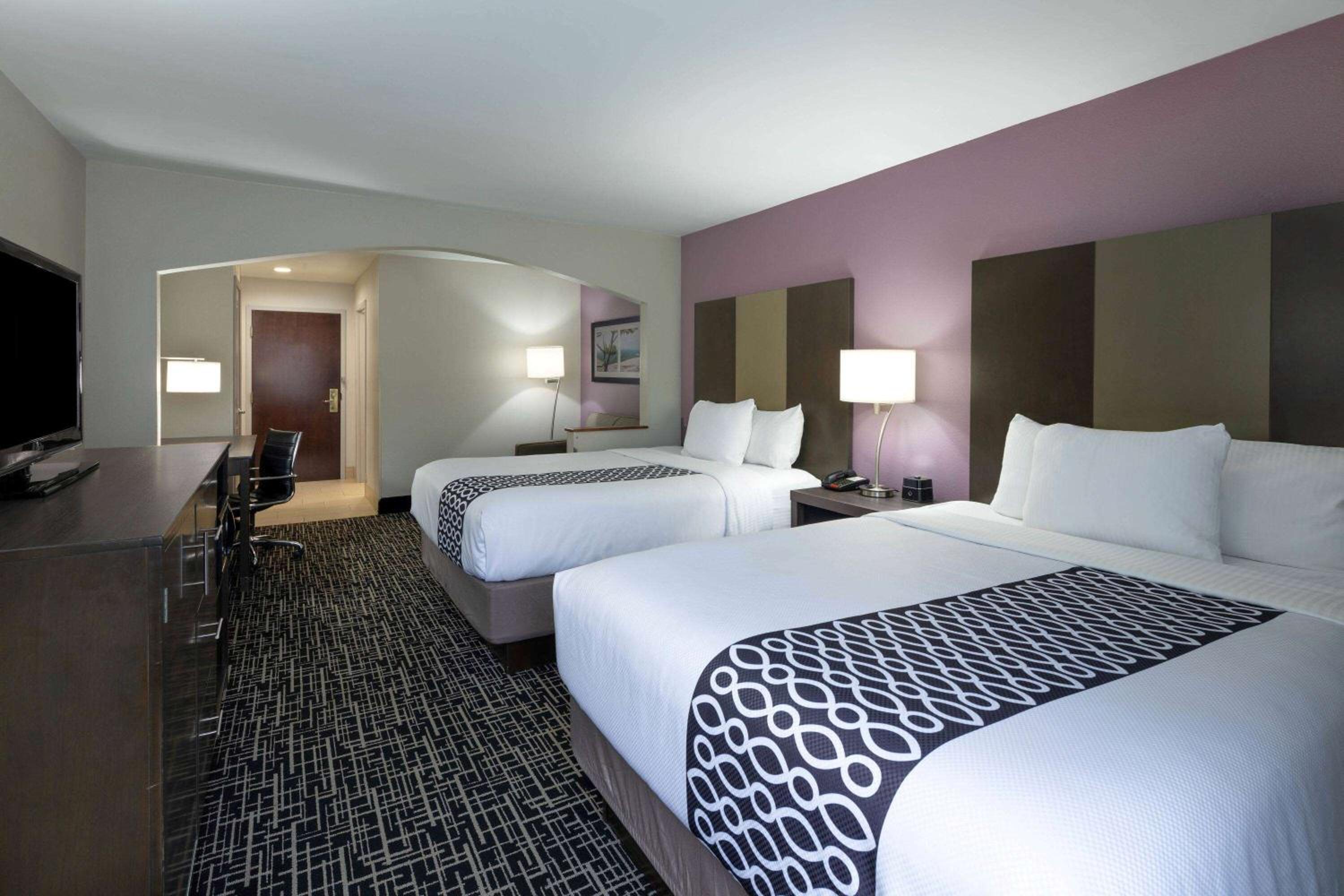 Deluxe Queen Room with Two Queen Beds - Non-Smoking - Photo 3