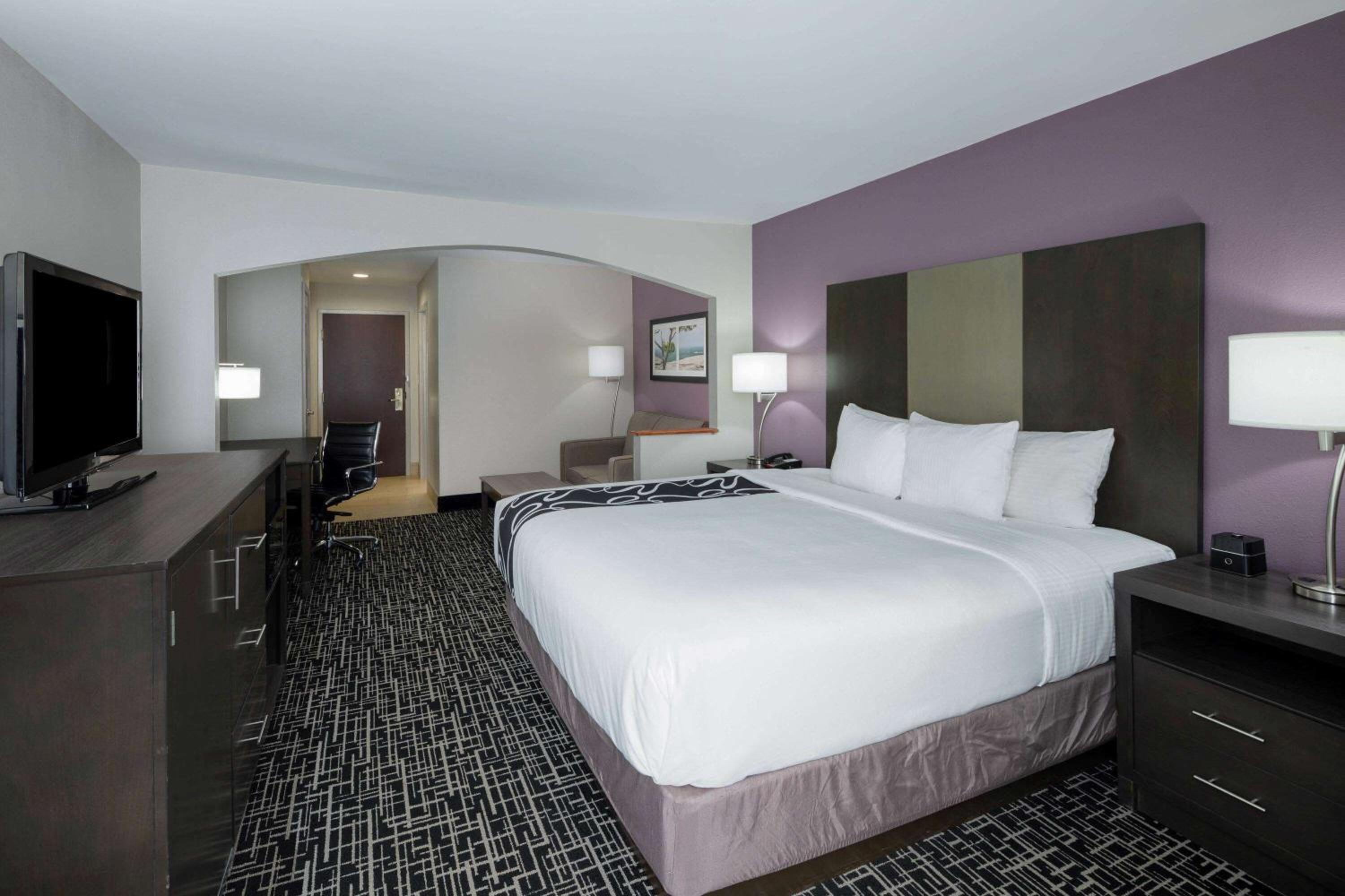 Deluxe King Room - Non-Smoking - Photo 5