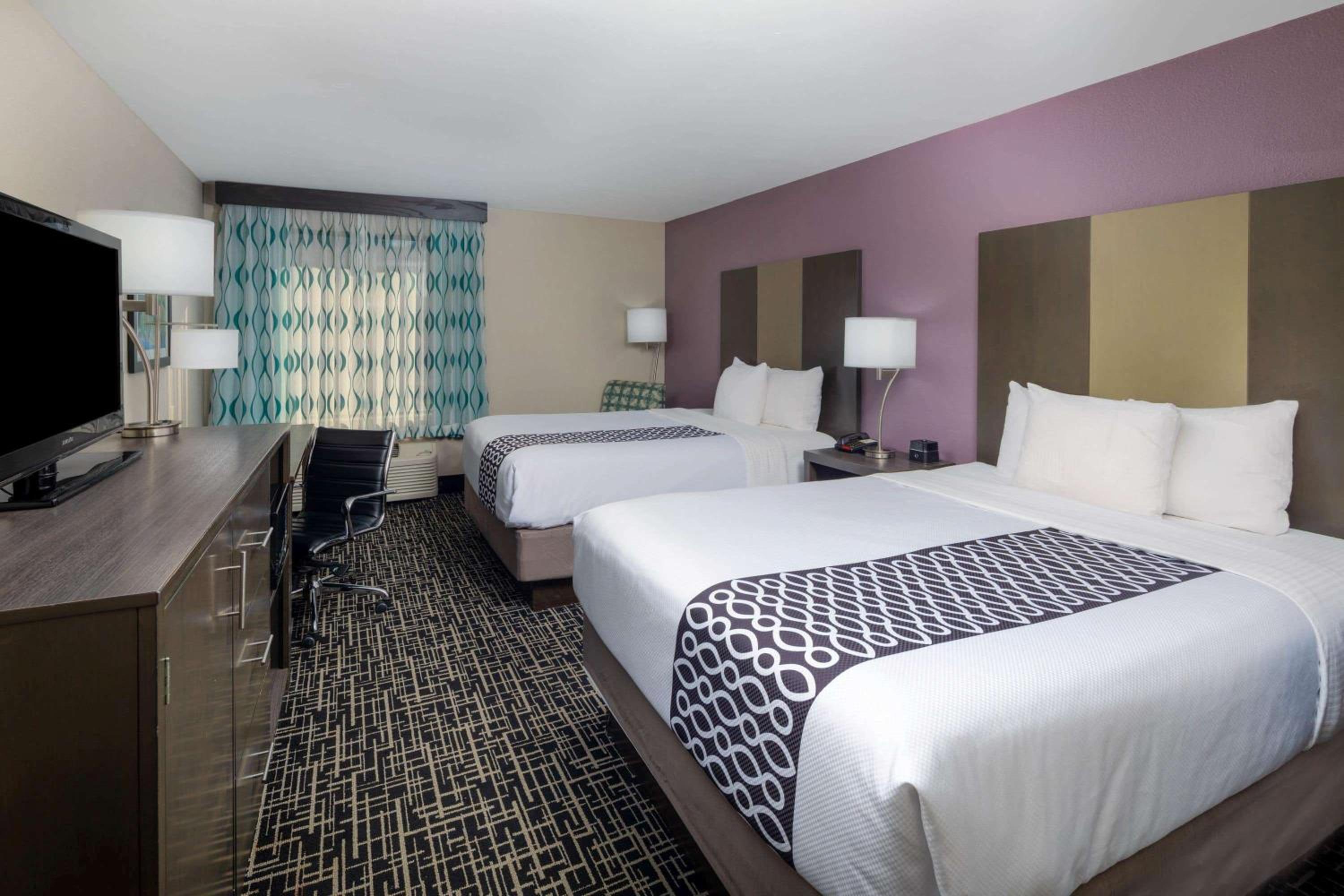 Queen Room with Two Queen Beds - Non-Smoking - Photo 3
