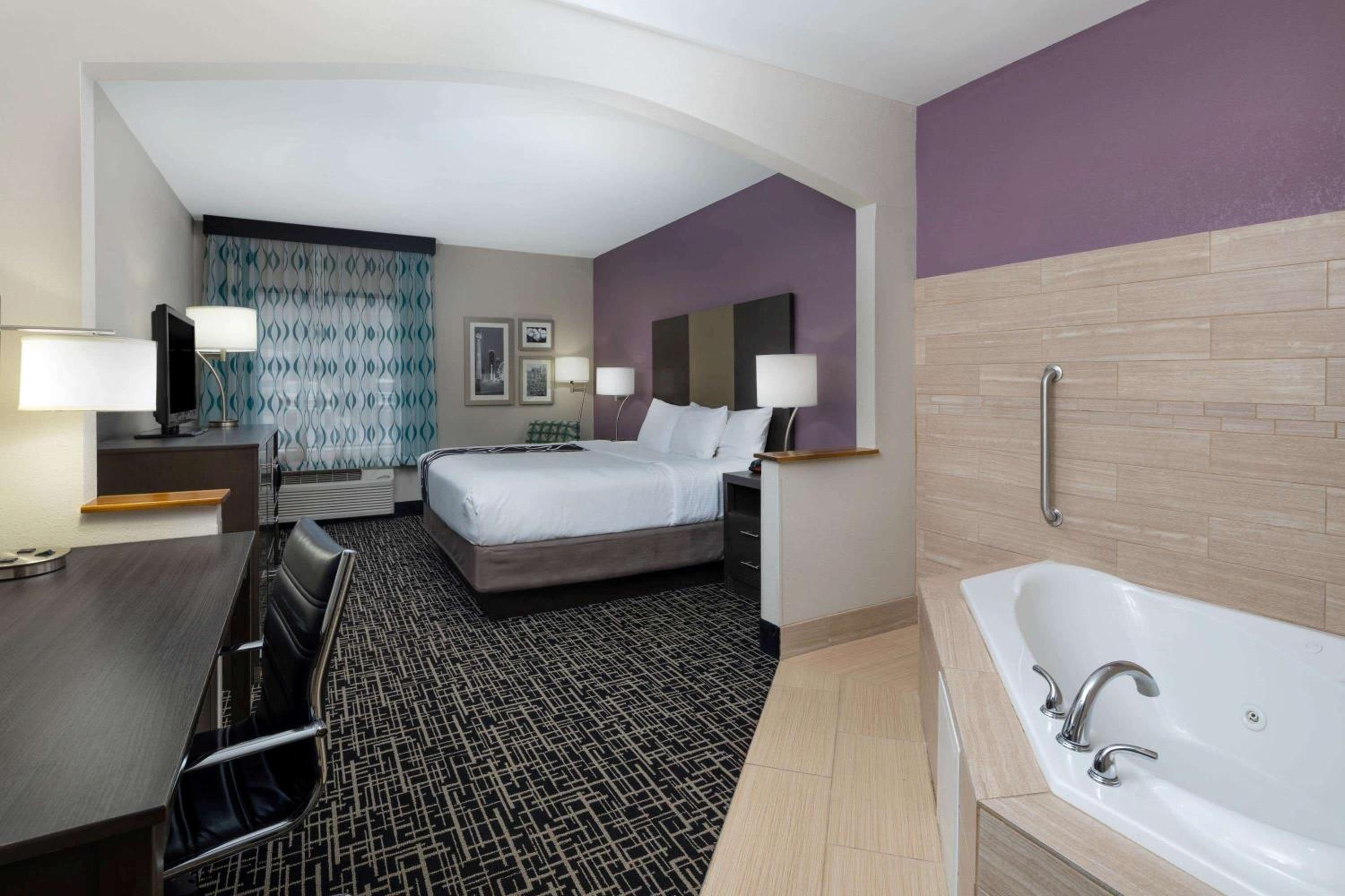Superior King Room - Non-Smoking - Photo 3