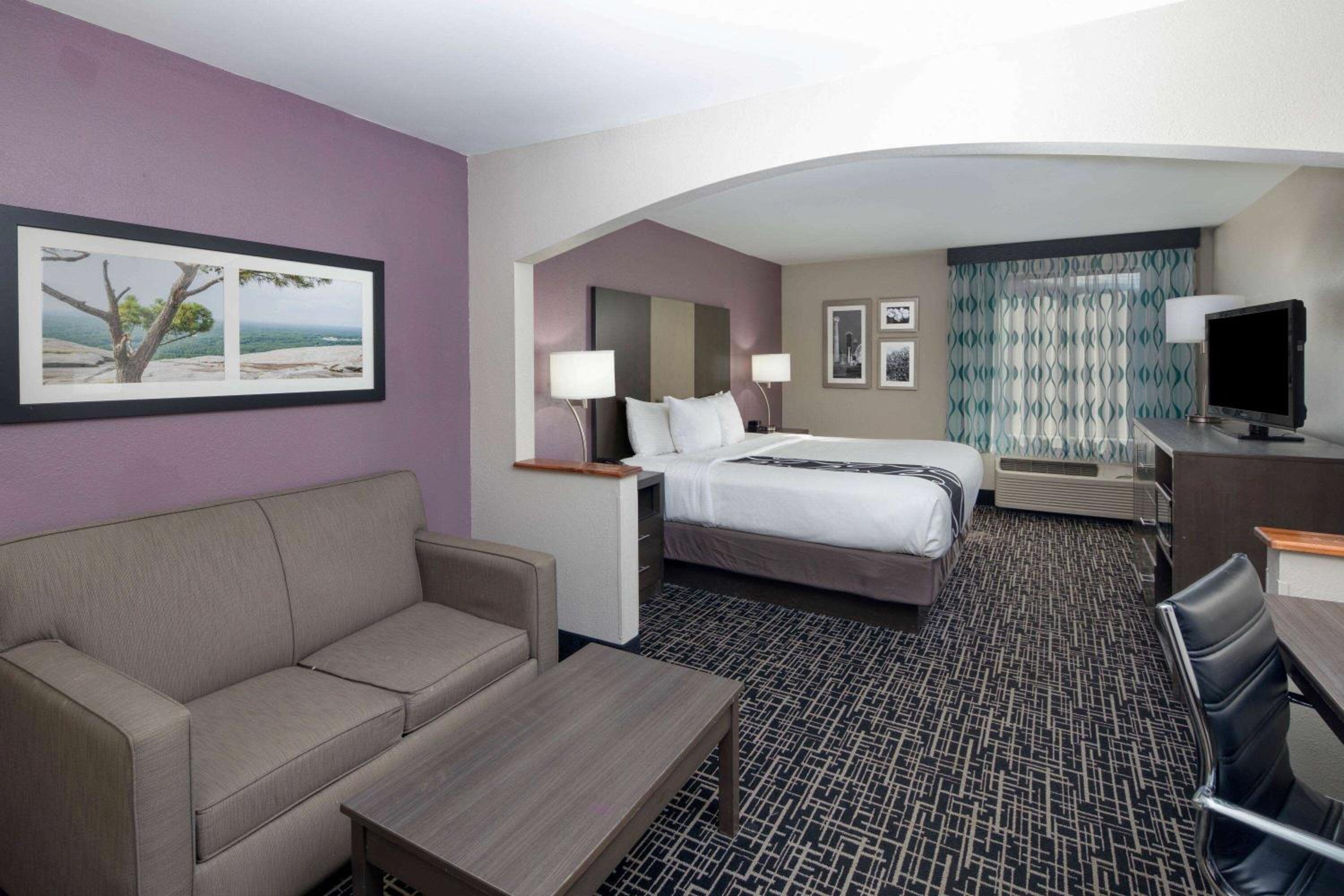 Deluxe King Room - Non-Smoking - Photo 2