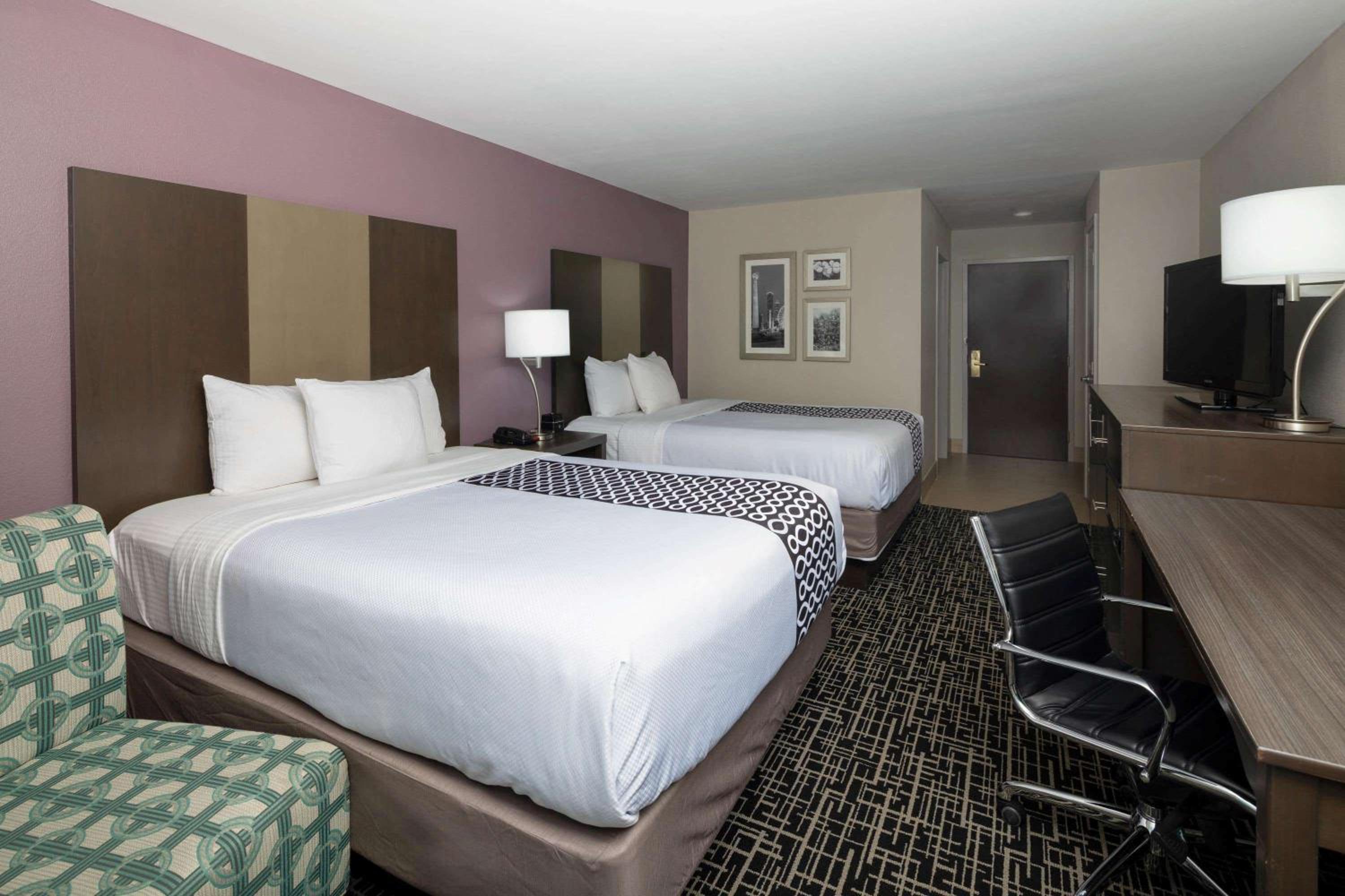 Queen Room with Two Queen Beds - Non-Smoking - Photo 2