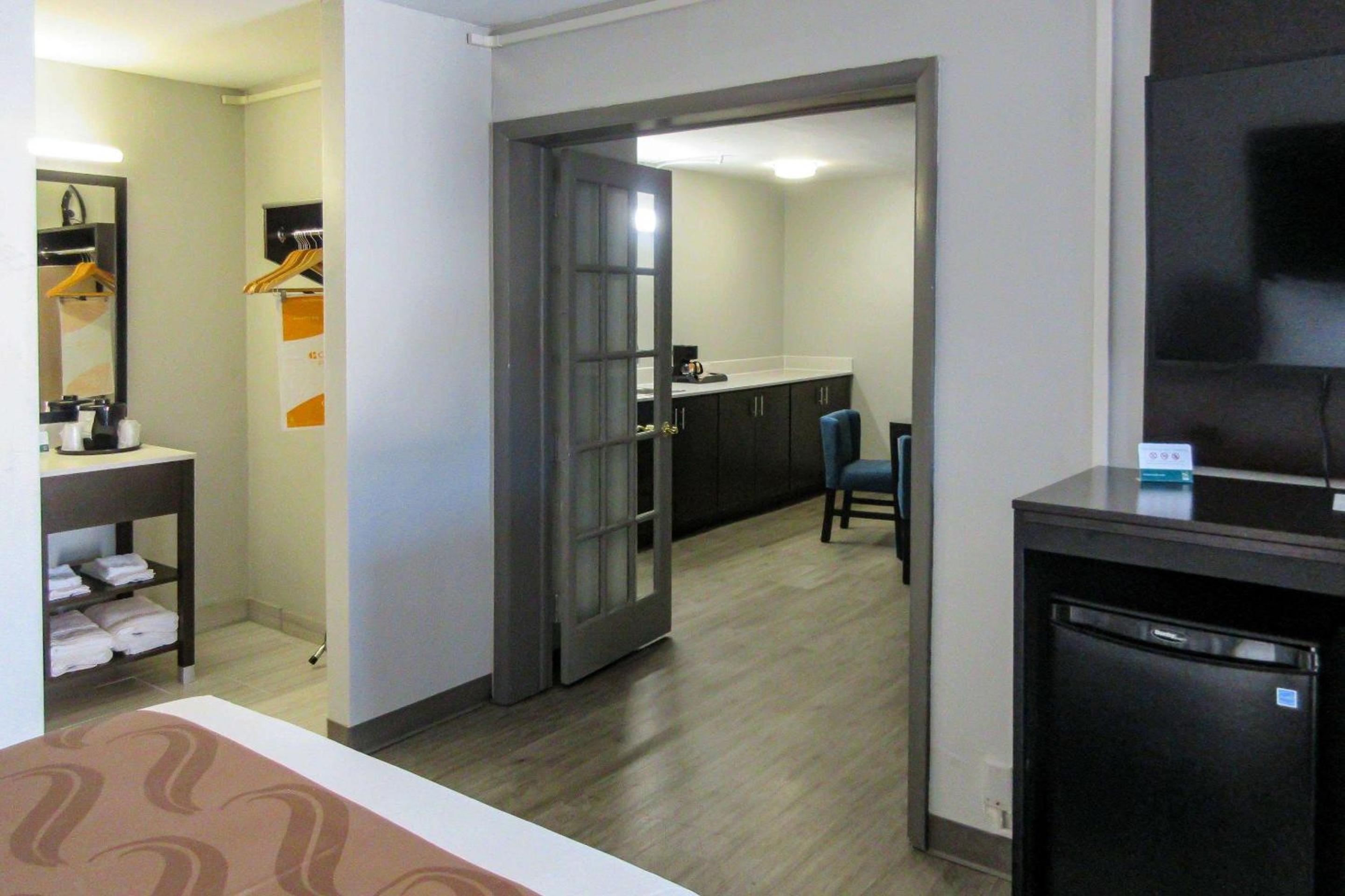 Queen Suite with Two Queen Beds - Non-Smoking - Photo 2