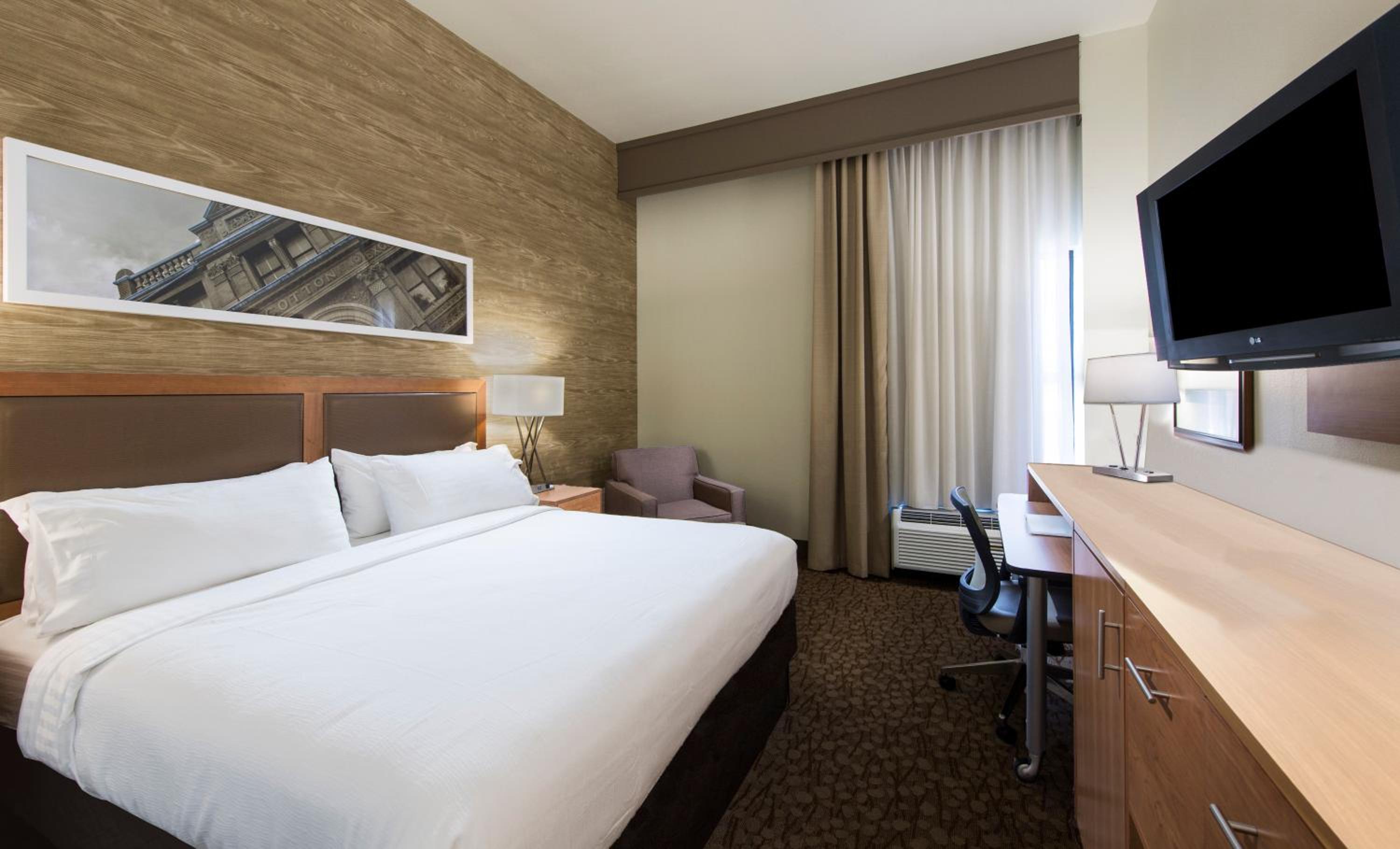 Standard King Room - Communications Accessible photo 3