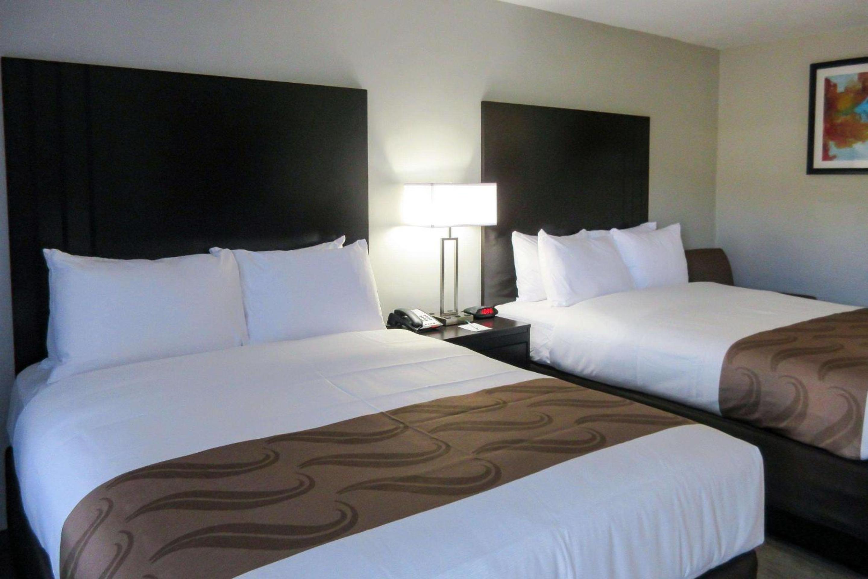 Queen Room with Two Queen Beds - Non-Smoking - Photo 2