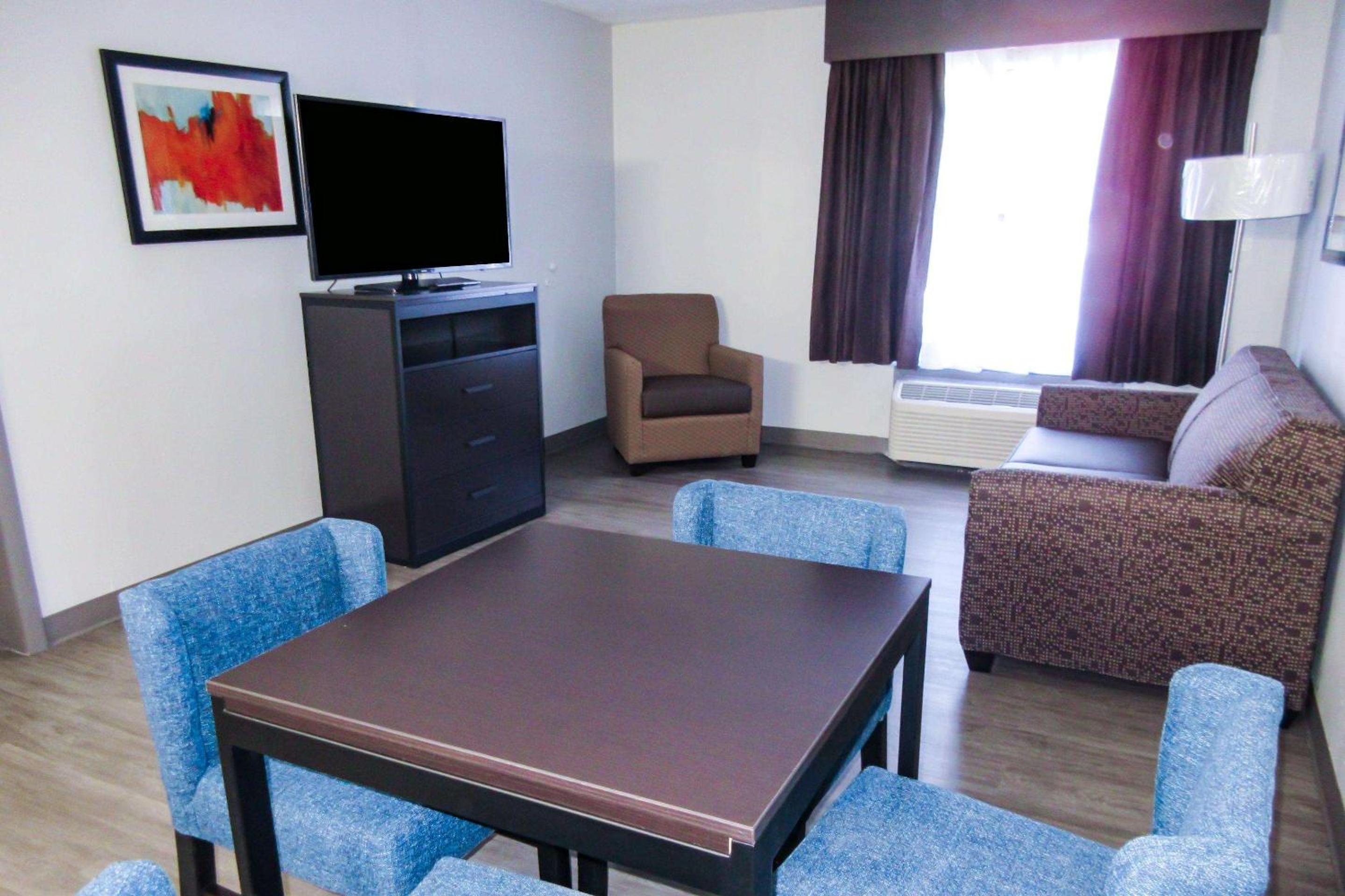 Queen Suite with Two Queen Beds - Non-Smoking - Photo 3
