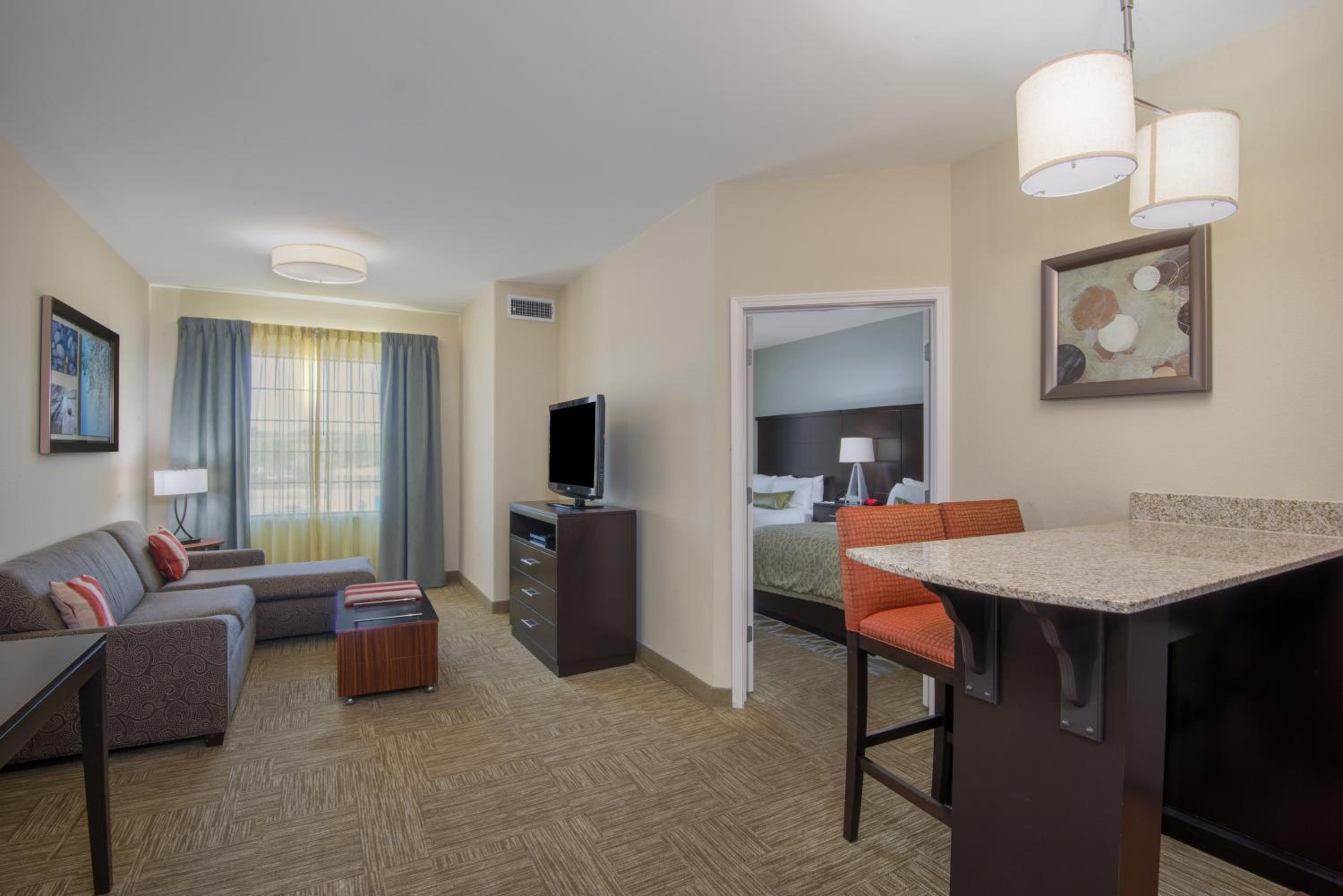 One-Bedroom Queen Suite - Photo 3