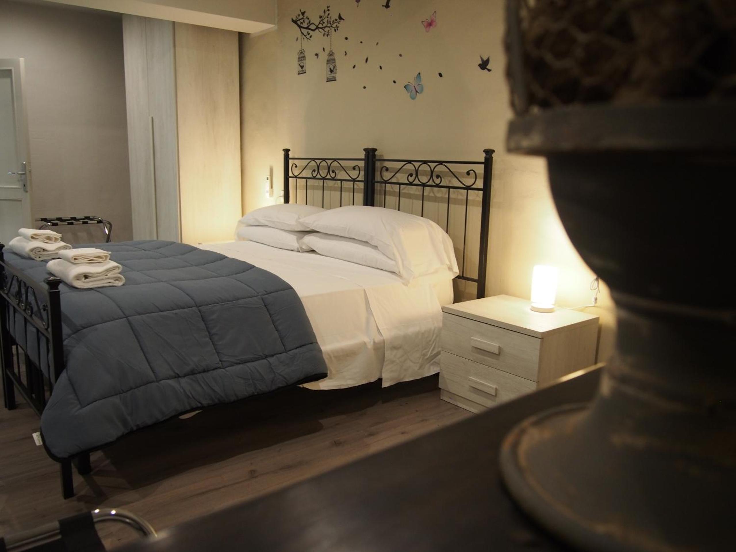One-Bedroom Apartment - Annex thumbnail 6