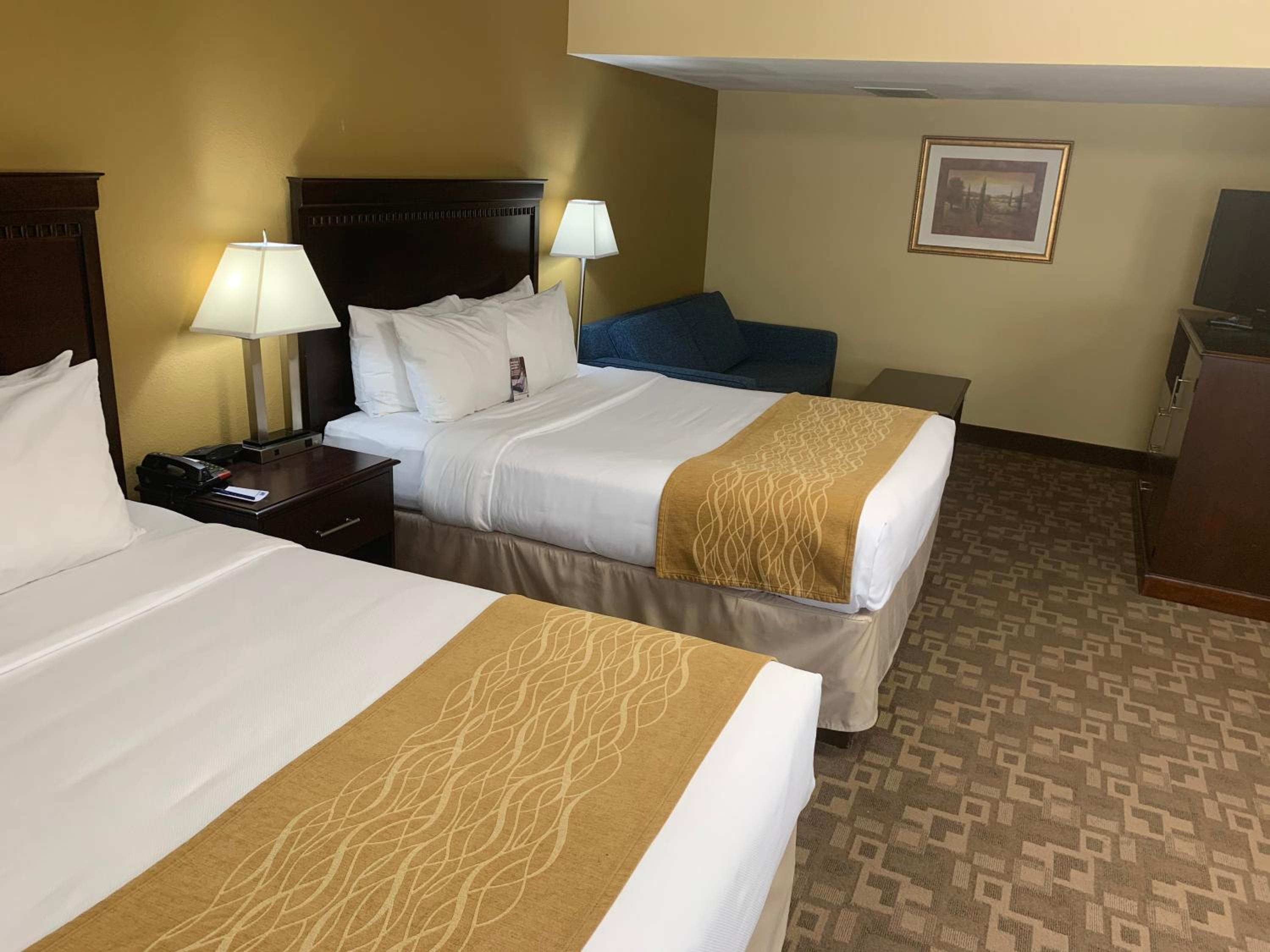 Queen Room with Two Queen Beds - Non-Smoking - Photo 1