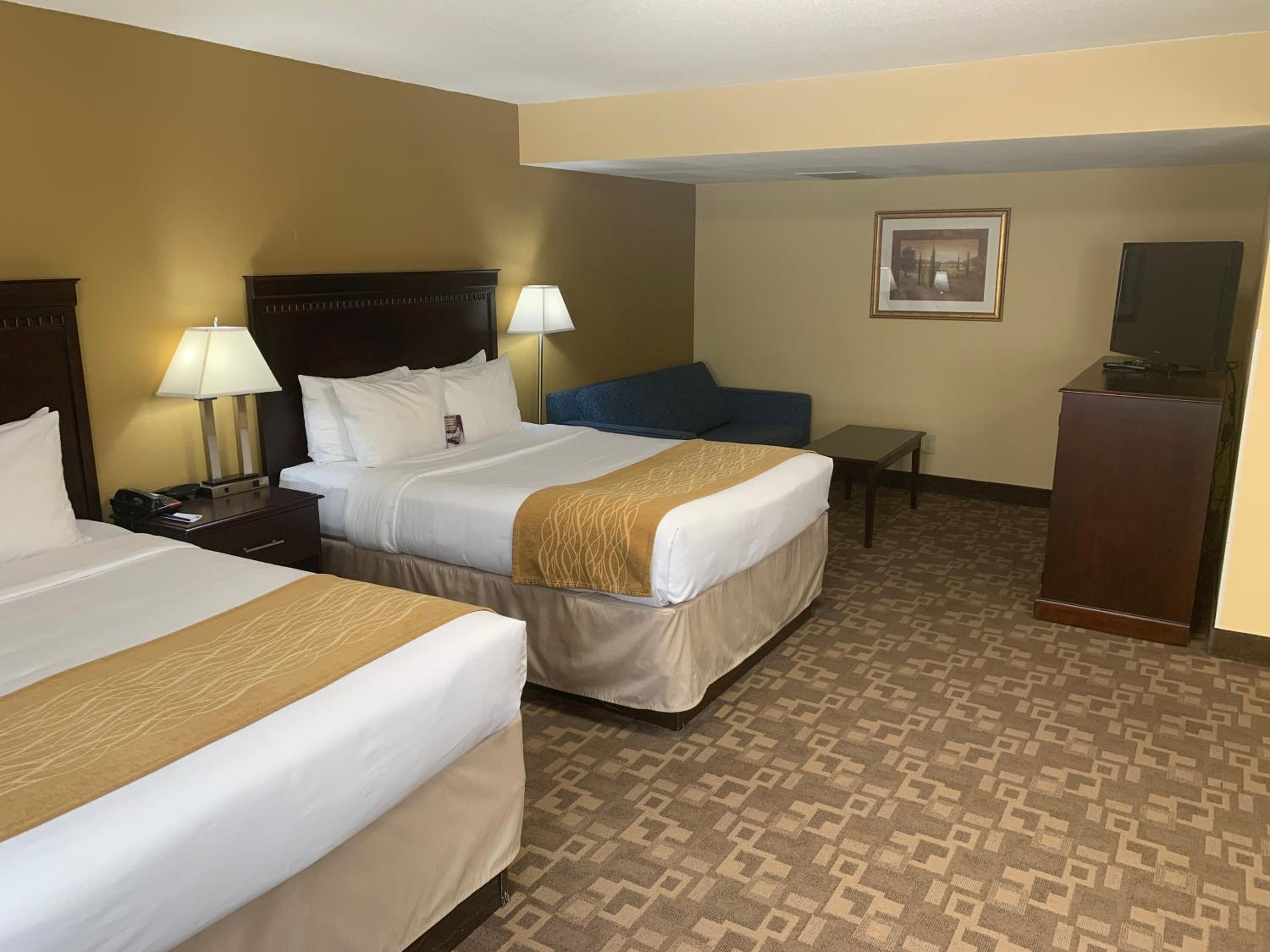 Queen Room with Two Queen Beds - Non-Smoking - Photo 2