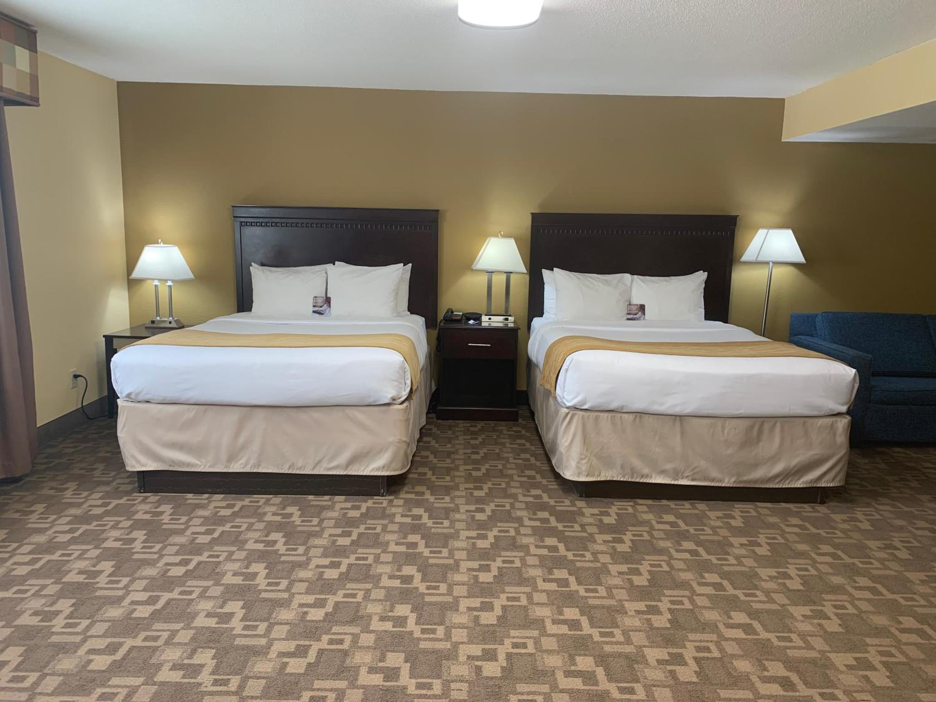 Queen Room with Two Queen Beds - Non-Smoking - Photo 5
