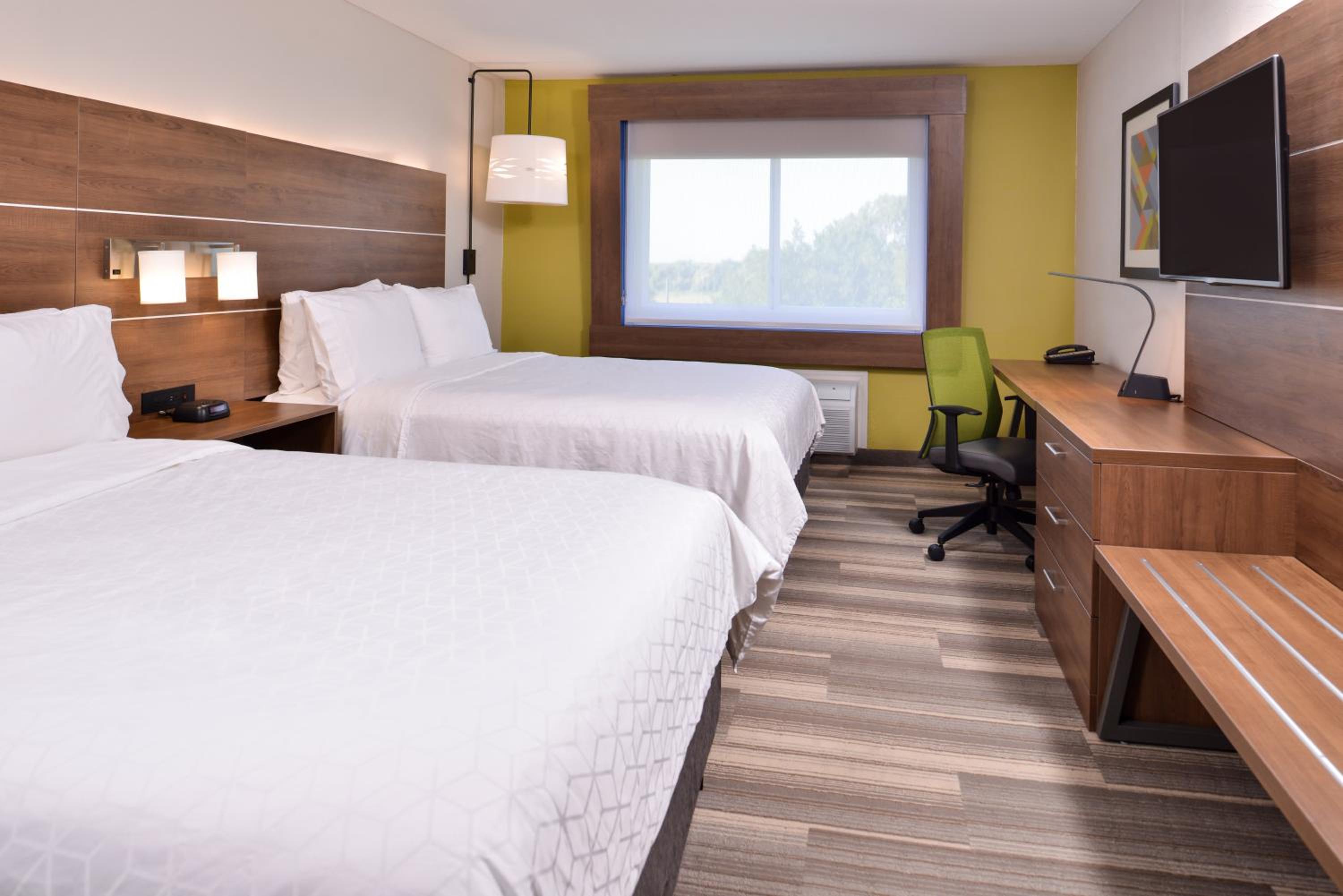 Standard Queen Room with Two Queen Beds - Photo 5