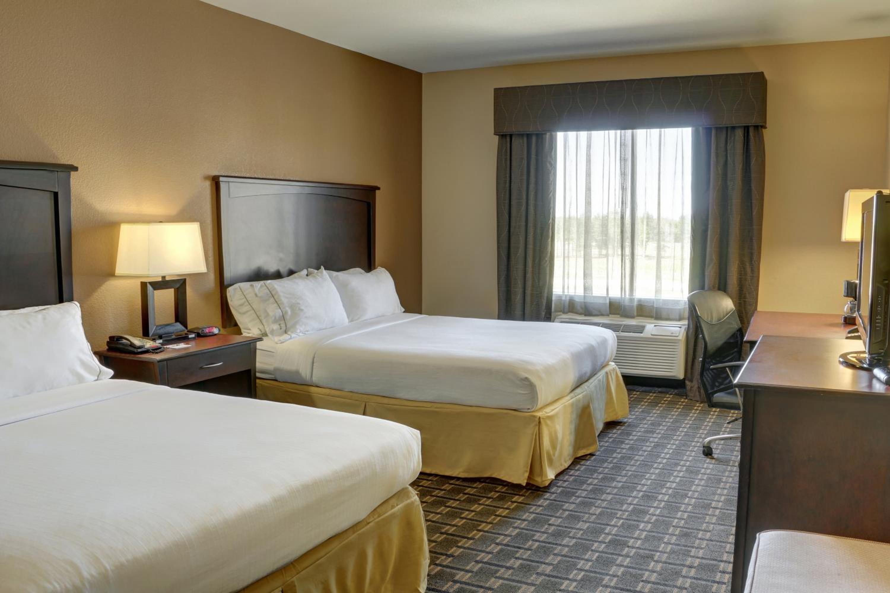 Standard Queen Room with Two Queen Beds - Photo 5