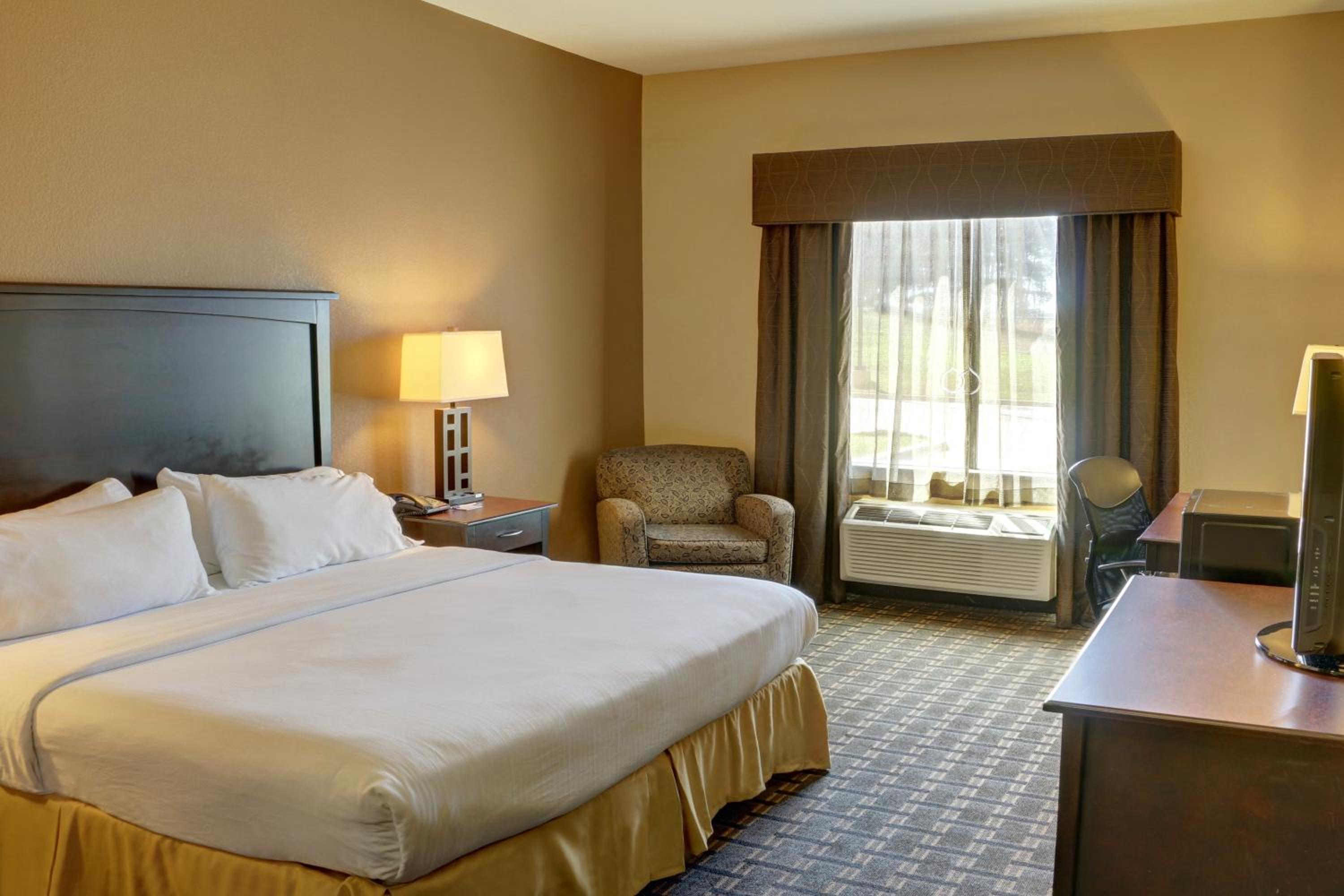 Standard King Room - Photo 6