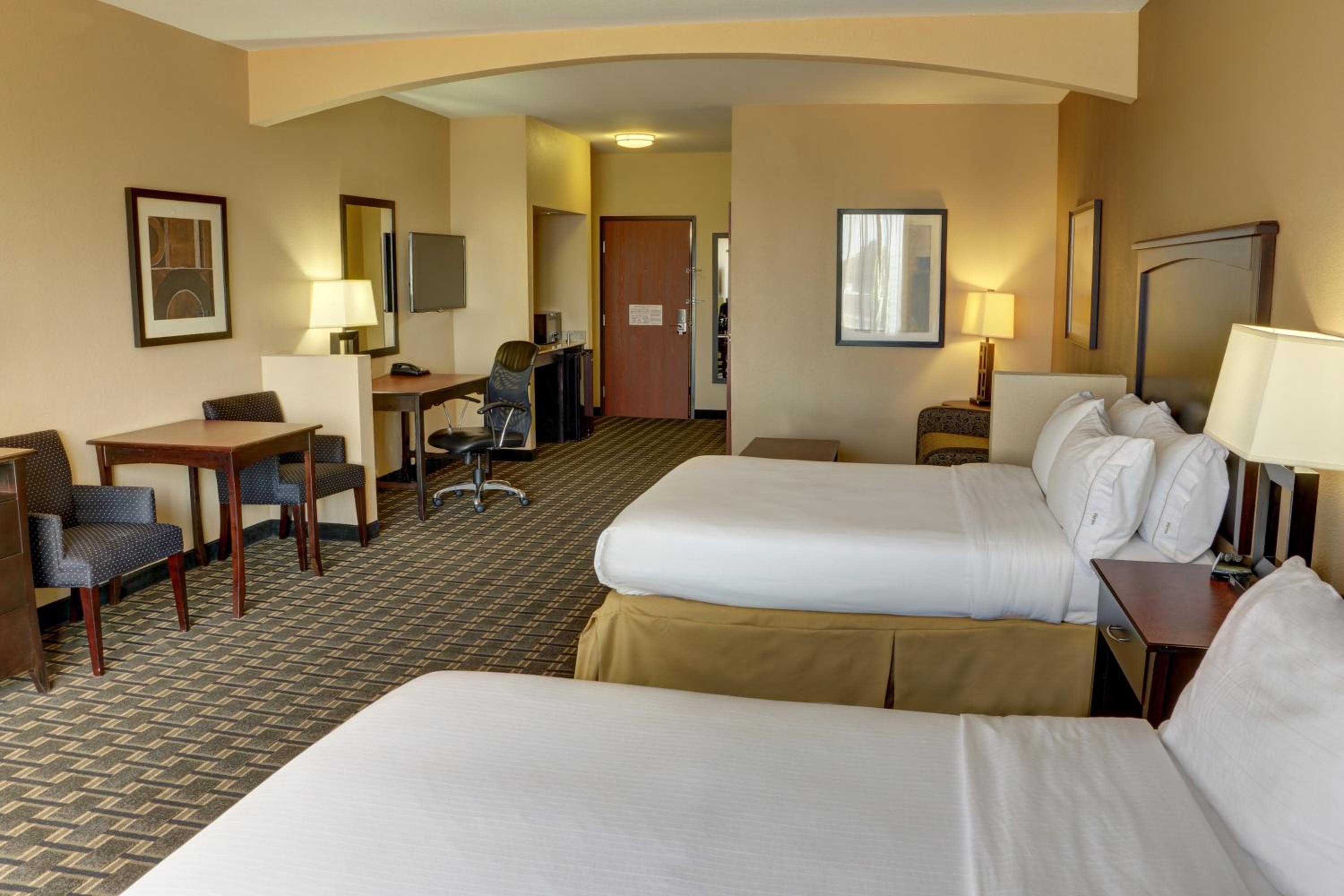 Queen Suite with Two Queen Beds and Sofa Bed - Photo 2