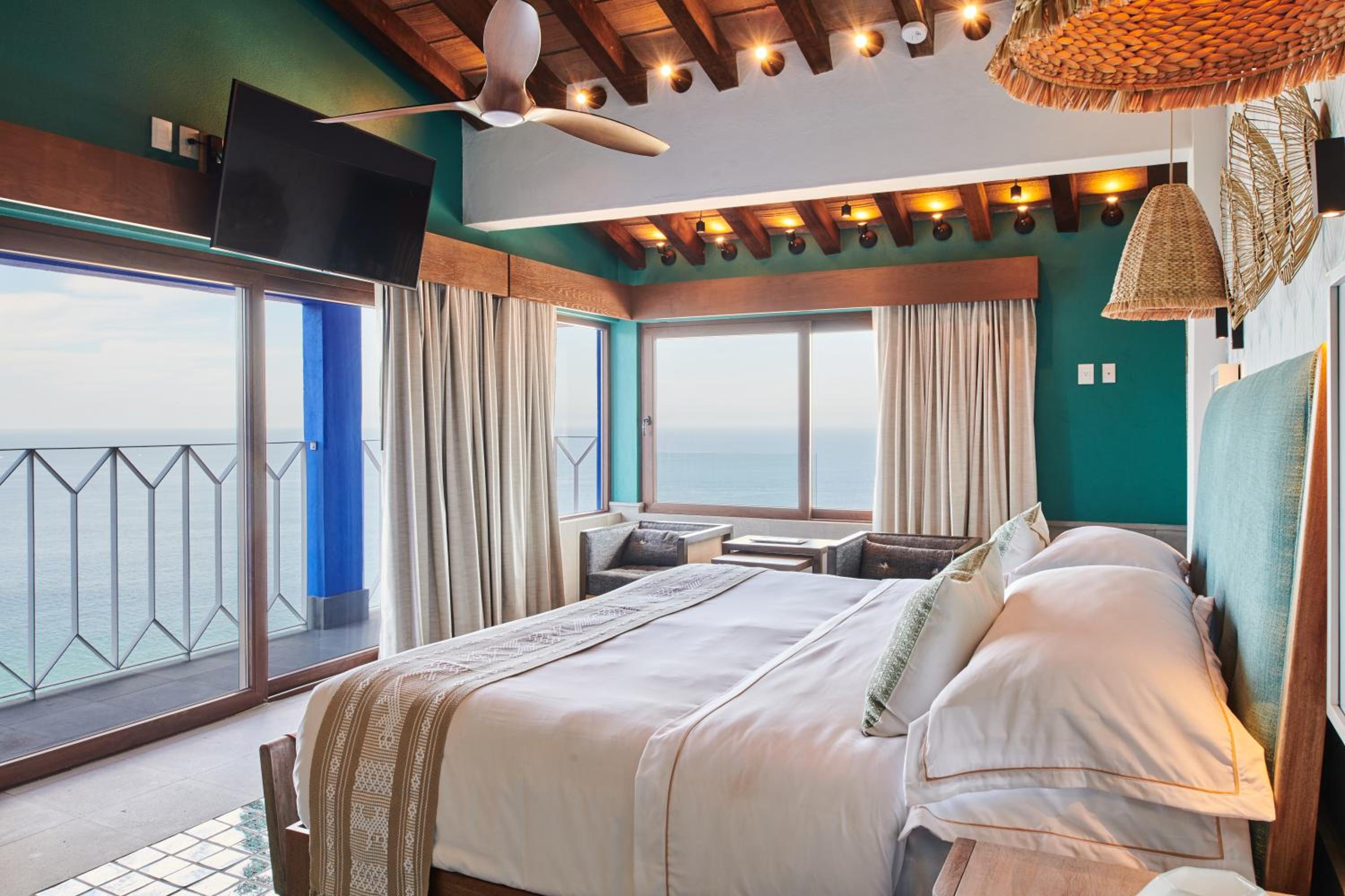 Deluxe Suite with Sea View - Photo 4