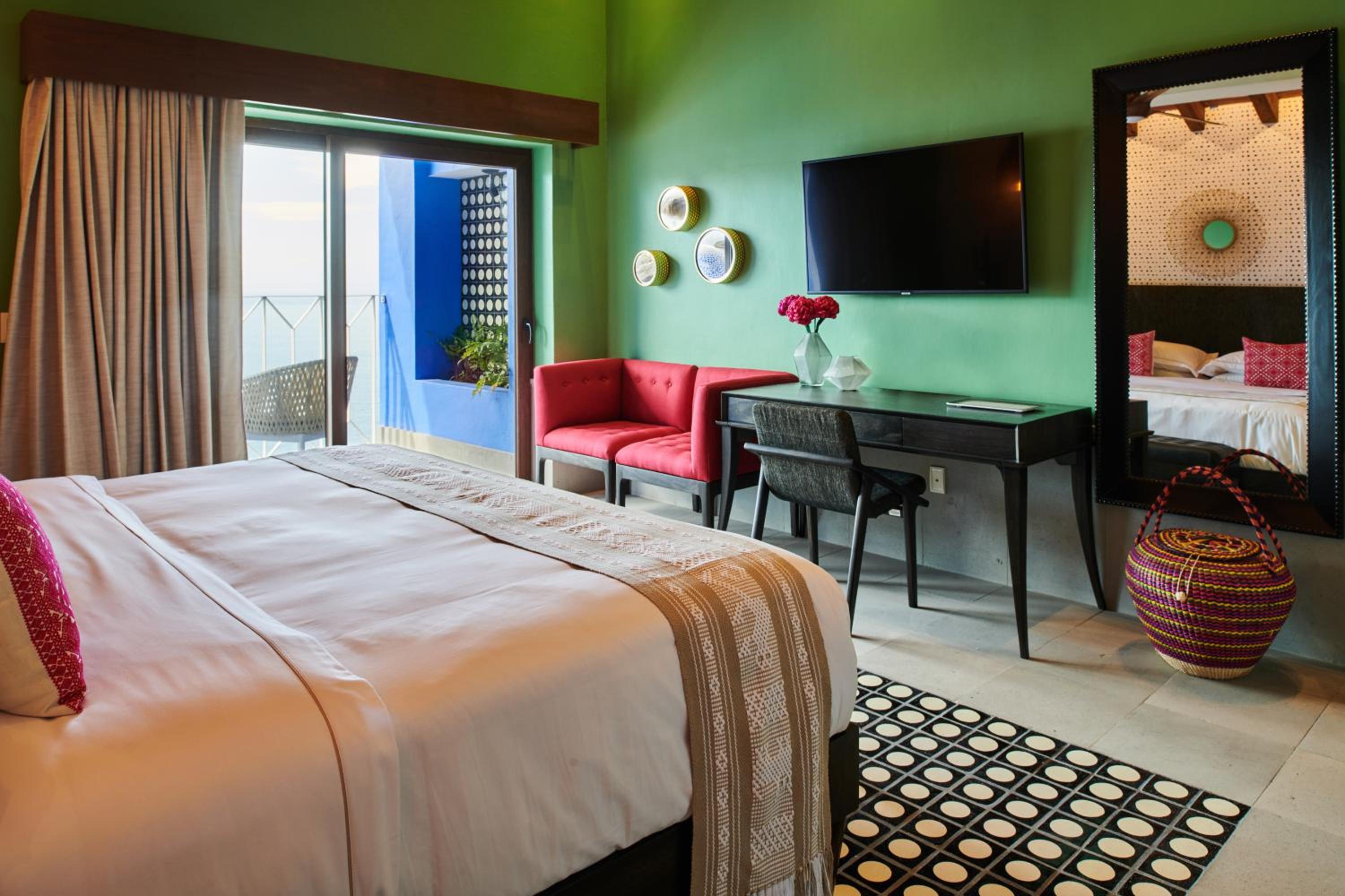 Deluxe Suite with Sea View - Photo 6