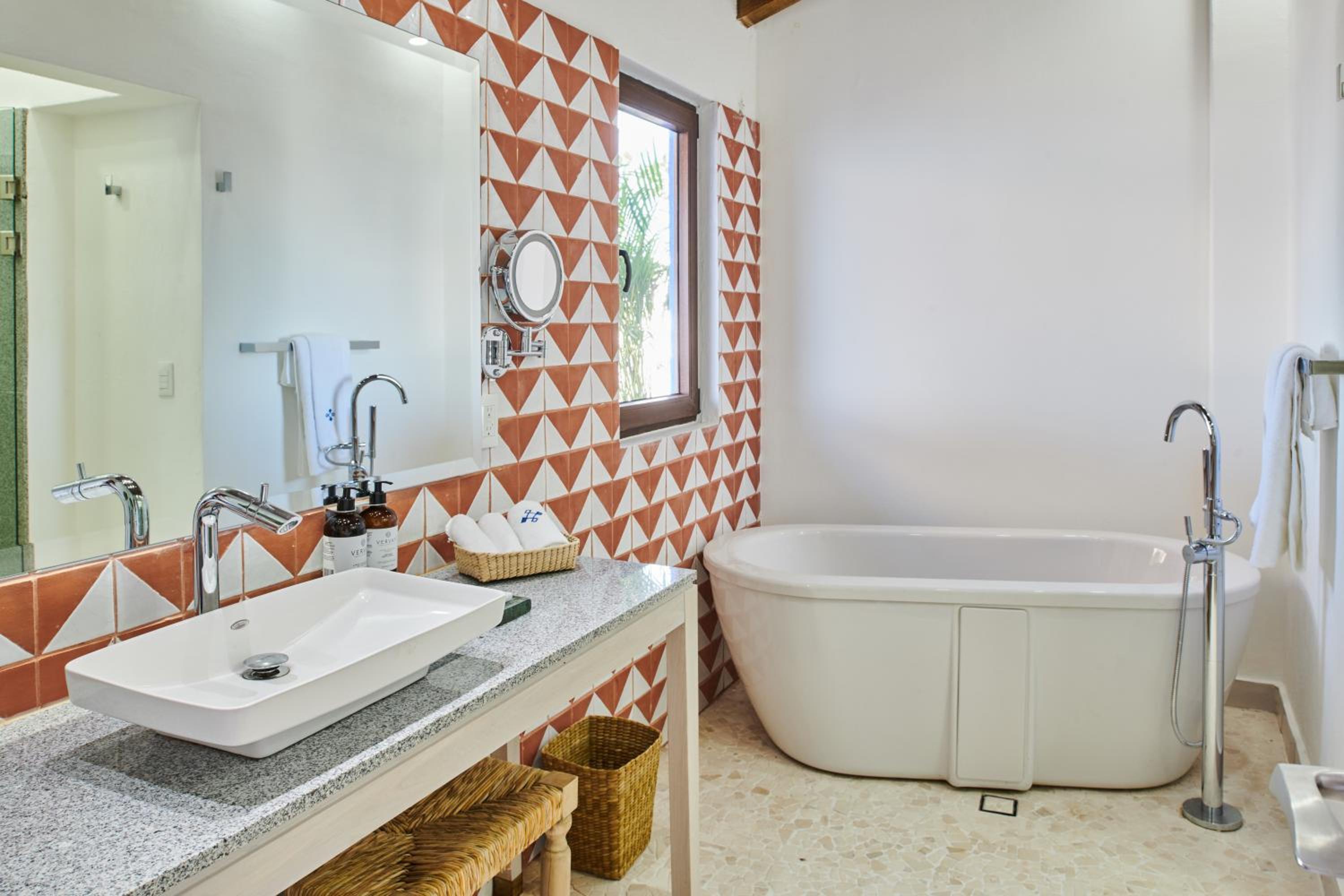 Deluxe Suite with Sea View - Photo 10
