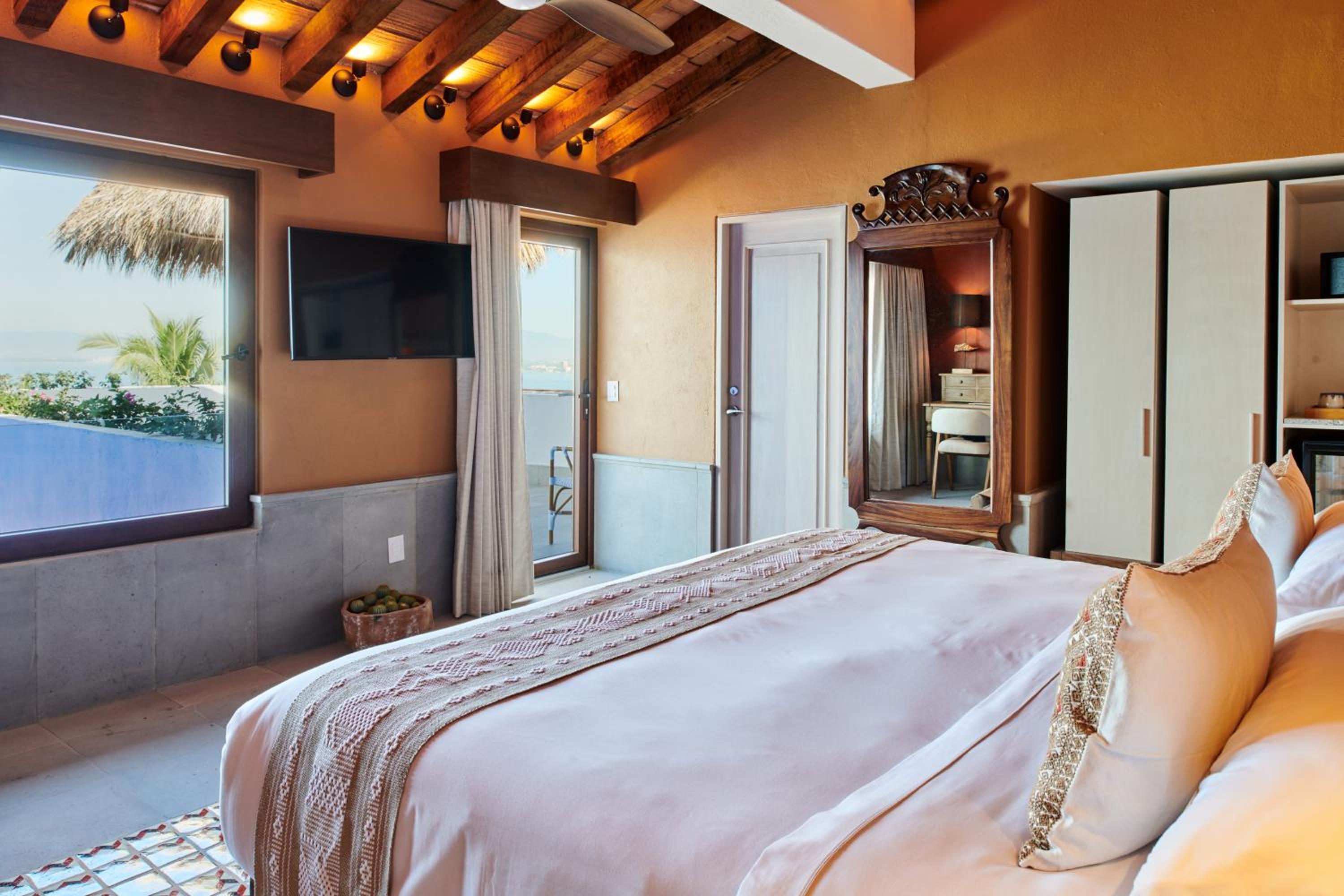 Deluxe Suite with Sea View - Photo 9