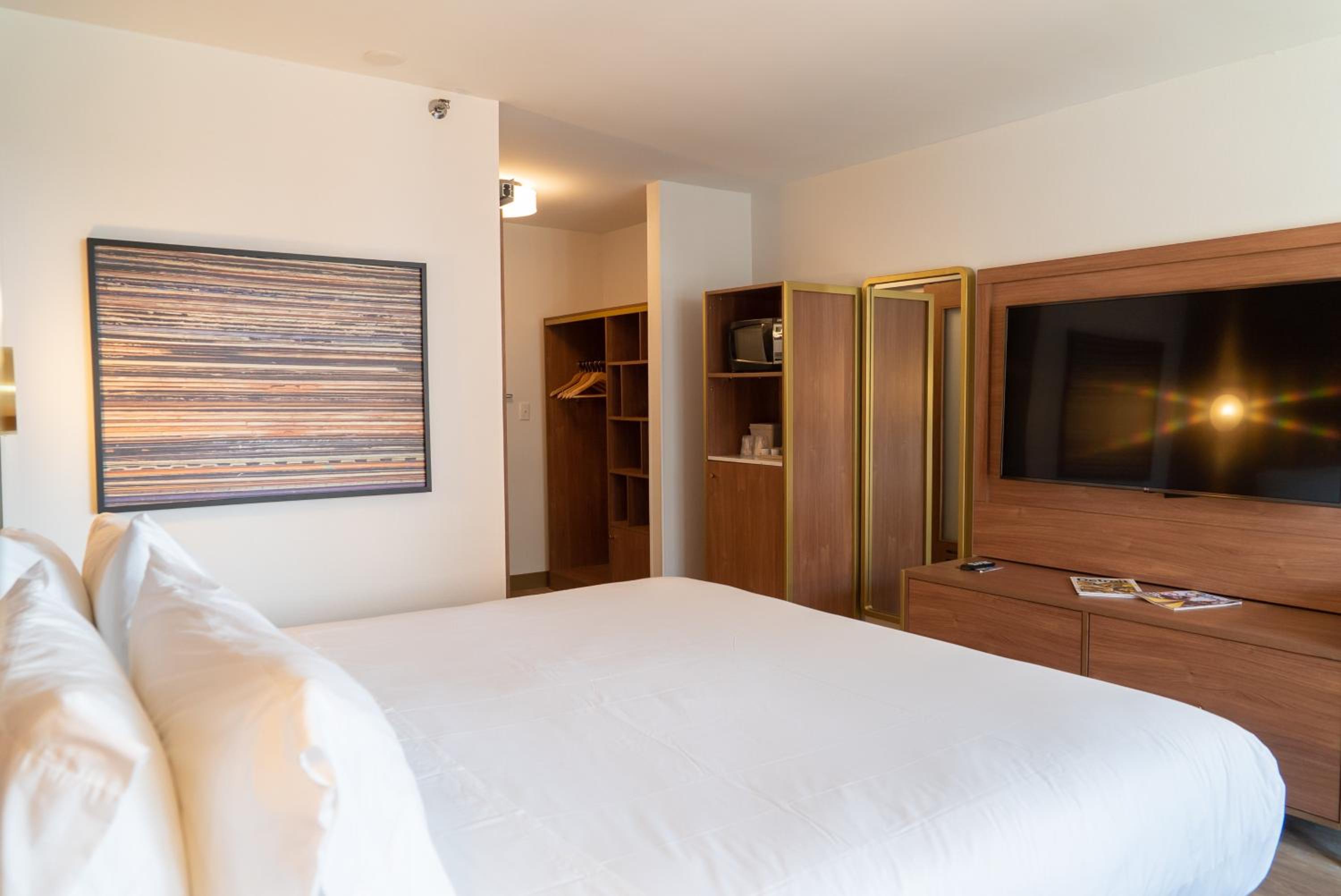 Standard King Room - Photo 6