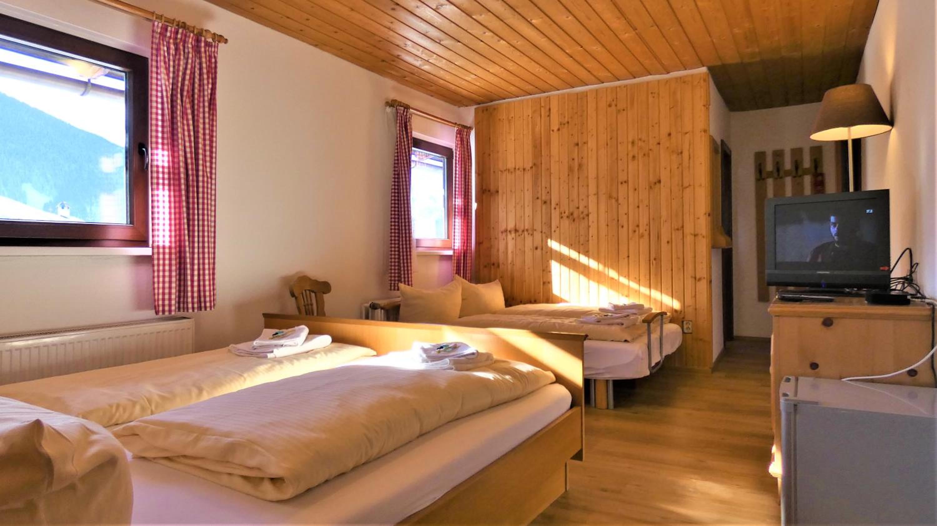 6-Bed Room photo 3