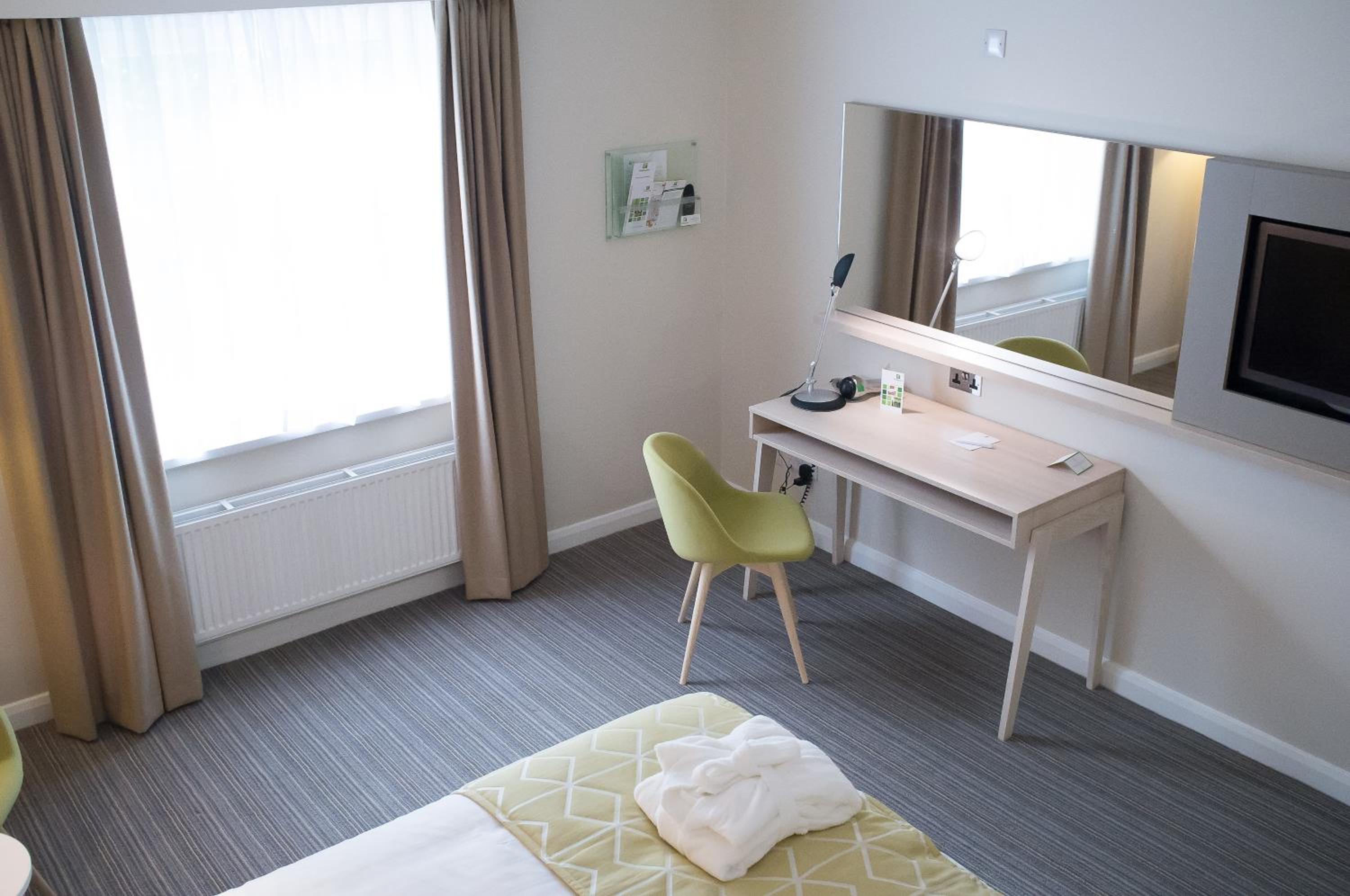 King Room - Non-Smoking - Photo 2