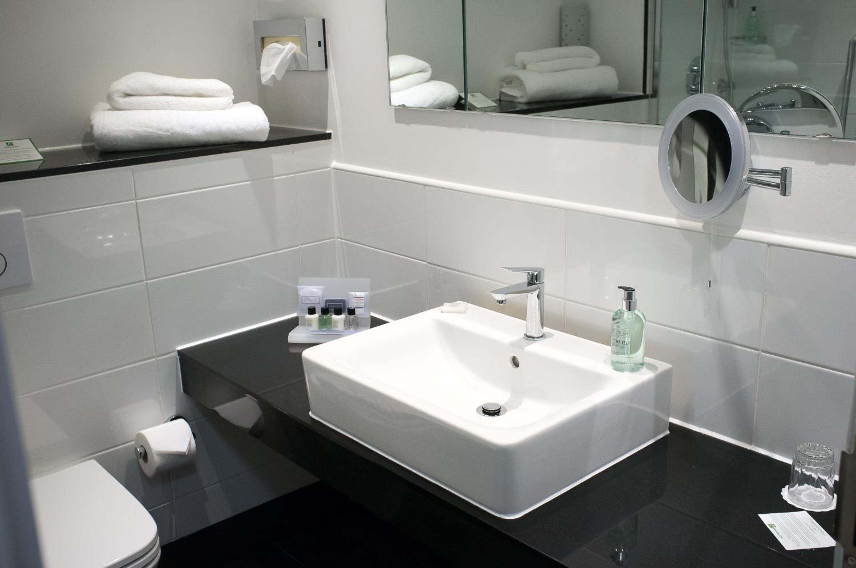 King Room - Non-Smoking - Photo 10