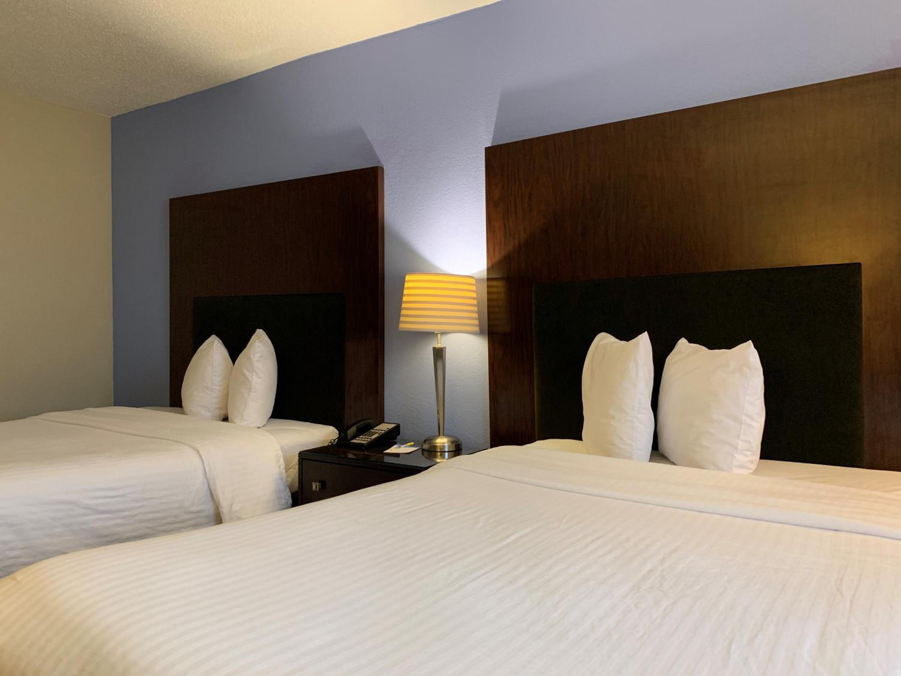 Queen Room with Two Queen Beds - Non-Smoking - Photo 3