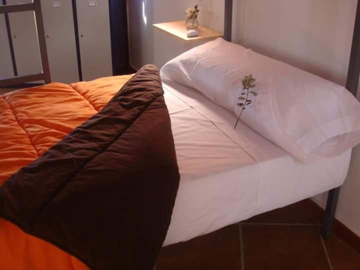 Bed in 10-Bed Mixed Dormitory Room photo 2
