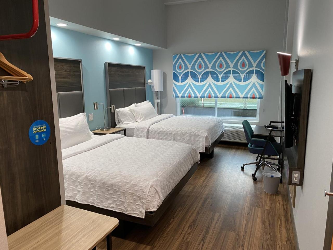 Queen Room with Two Queen Beds - Photo 4