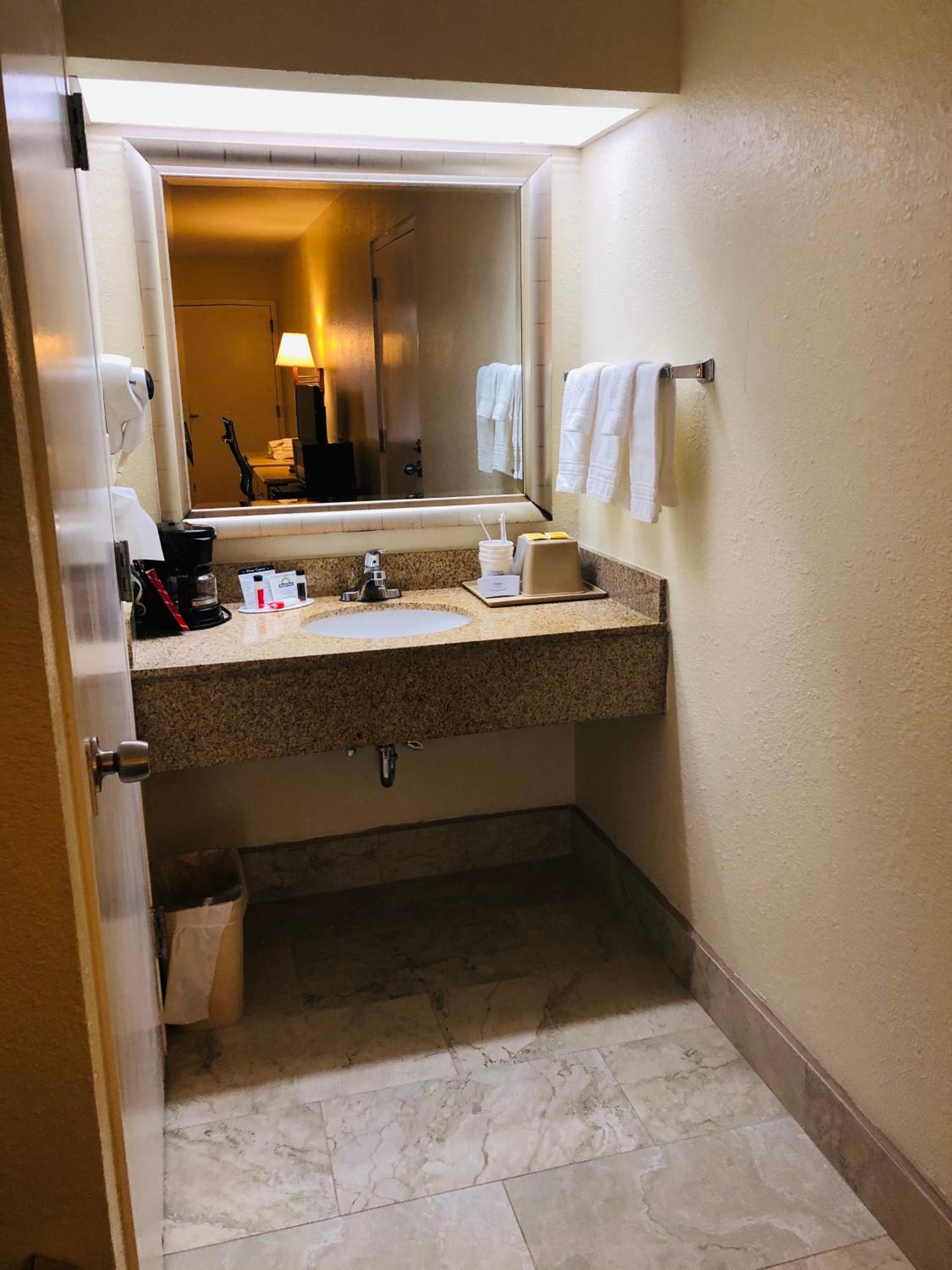King Room, Disability Access - Non-Smoking - Photo 2