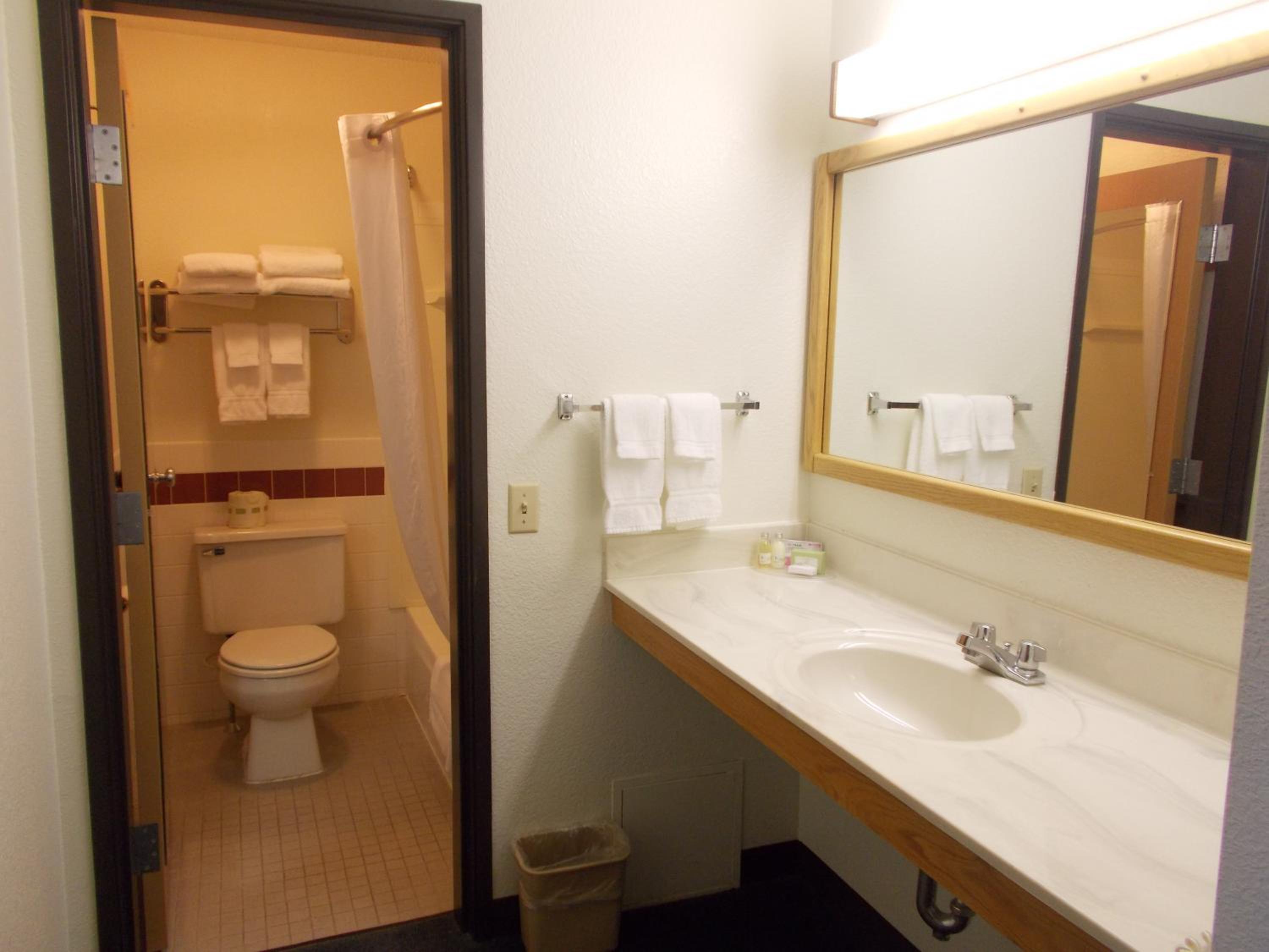 Queen Room with Two Queen Beds - Non-Smoking - Photo 6