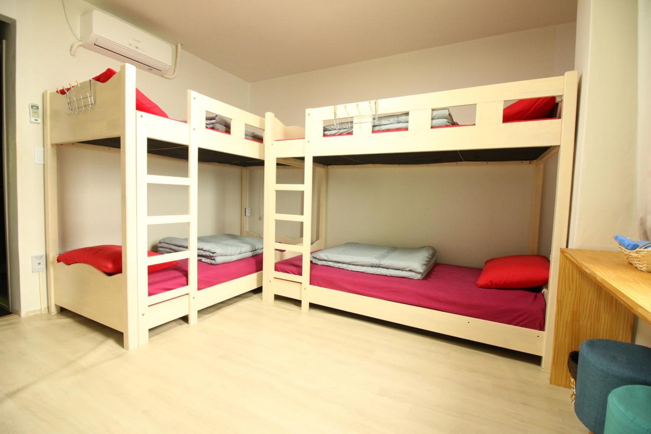 Quadruple Room with Private Bathroom - Photo 2