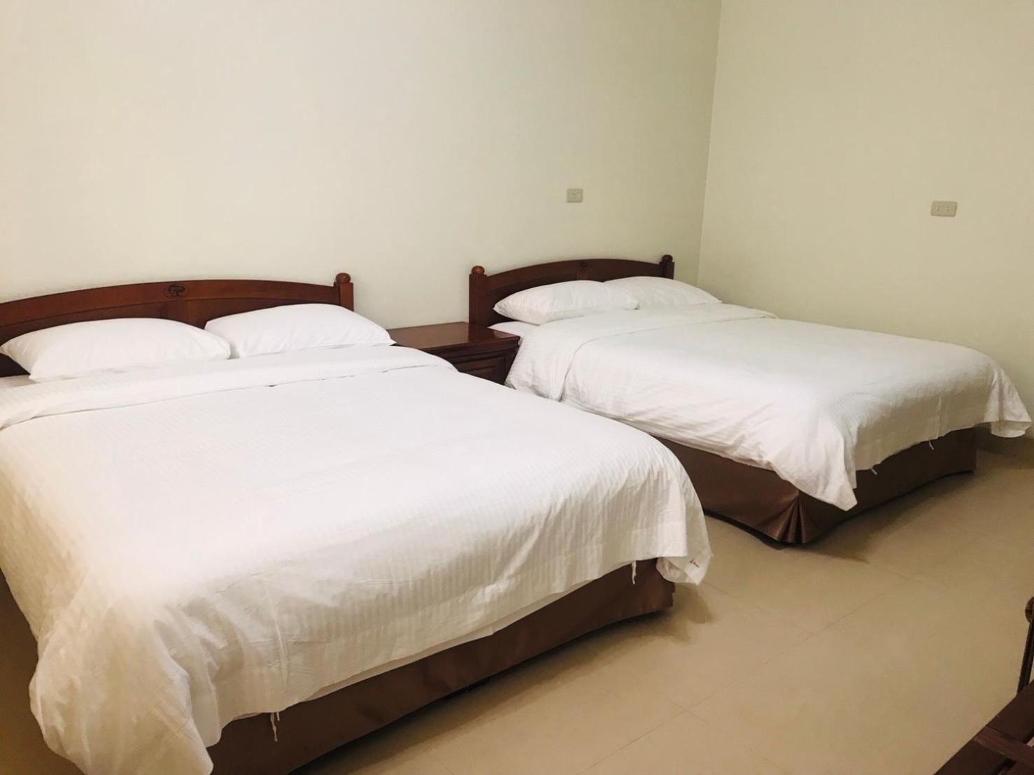 Quadruple Room with Private Bathroom photo 2