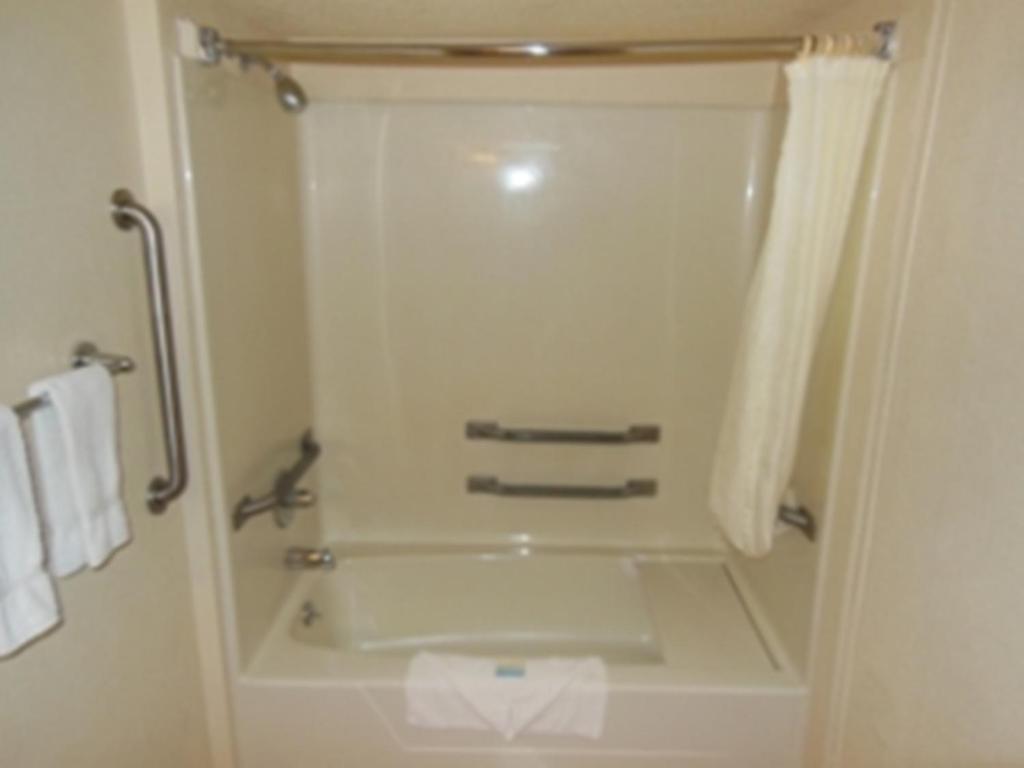 Queen Room with Two Queen Beds - Disability Access - Non-Smoking - Photo 3