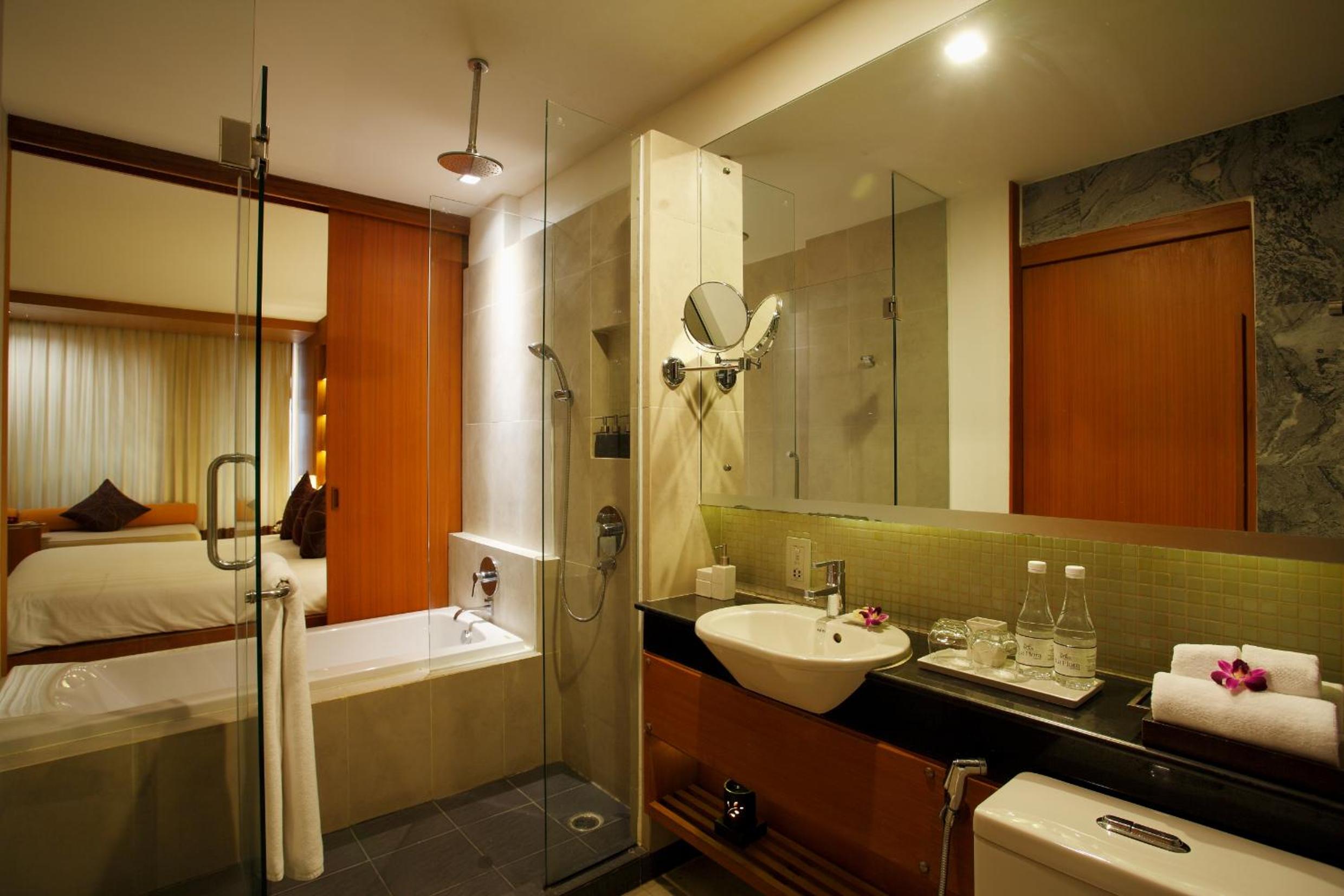 Deluxe Double Room Pool View with Daily Complimentary Mini-bar - Photo 5