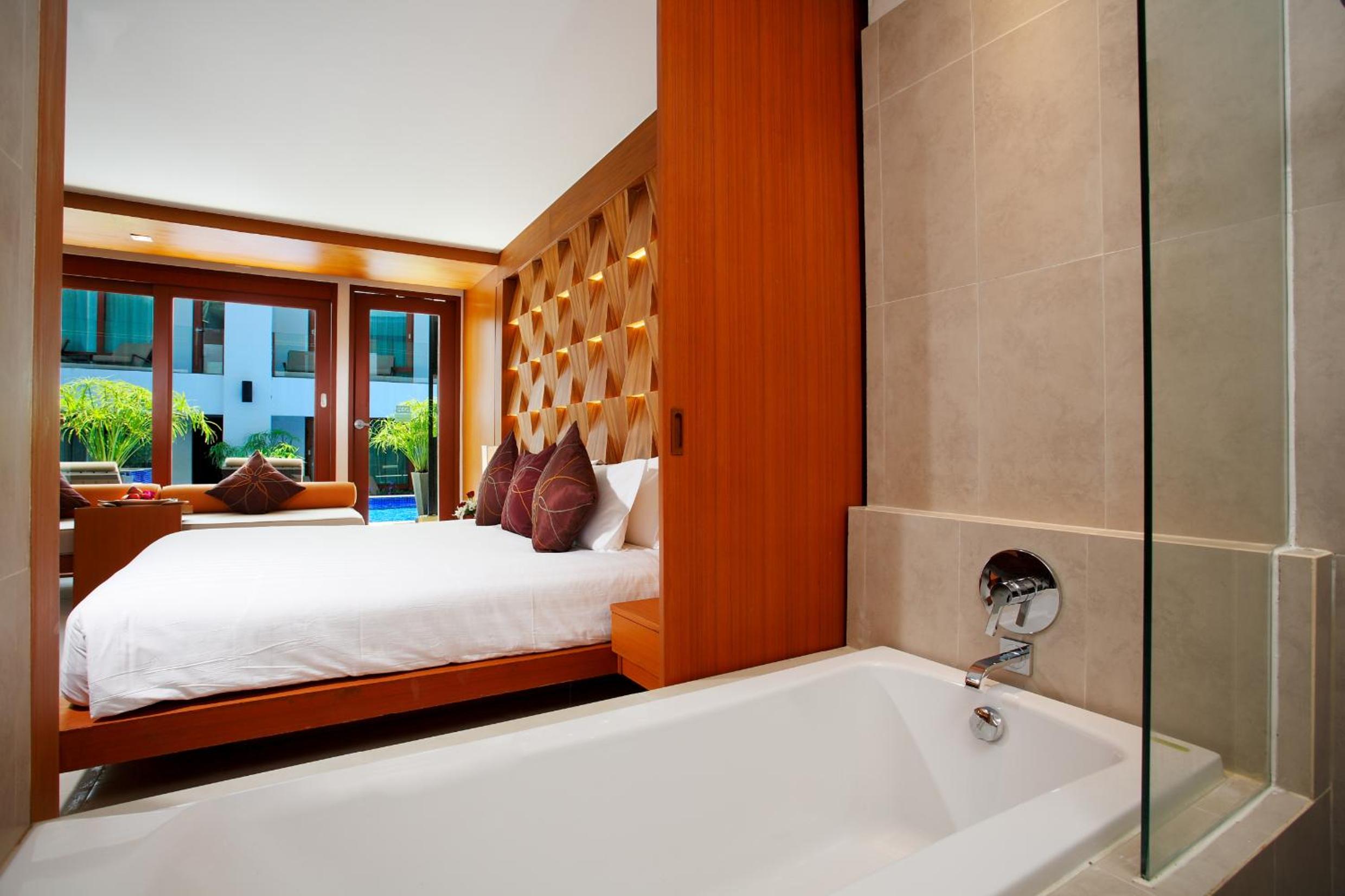 Deluxe Double Room Pool Access with Daily Complimentary Mini-bar - Photo 5