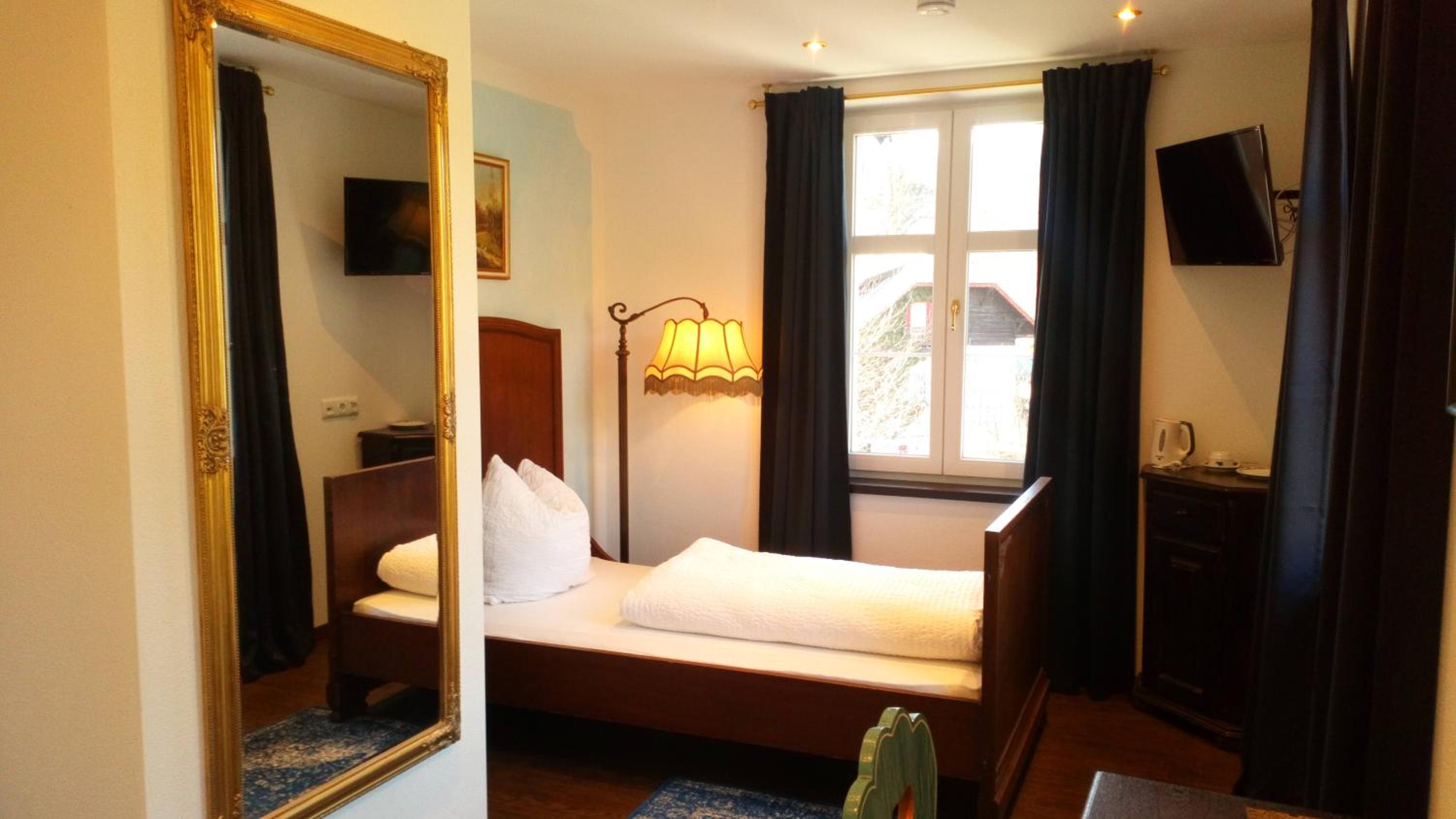 Single Room with Private Bathroom photo 1