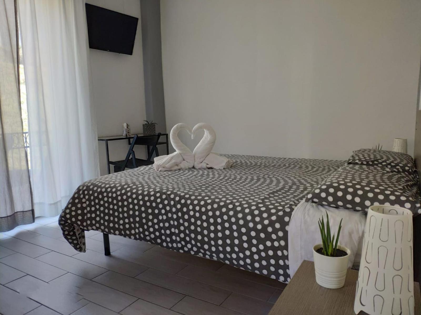 Double Room with separated private bathroom - Photo 2