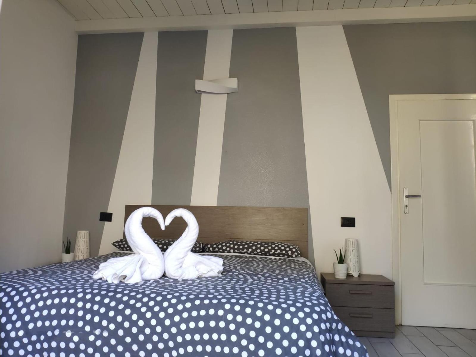 Double Room with separated private bathroom - Photo 4