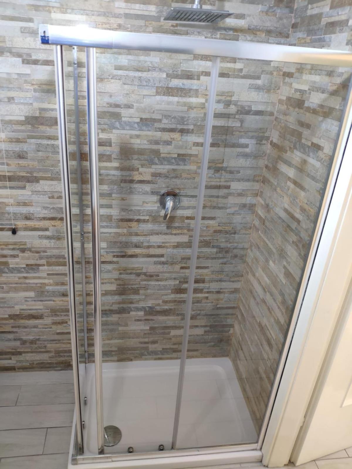Double Room with separated private bathroom - Photo 7