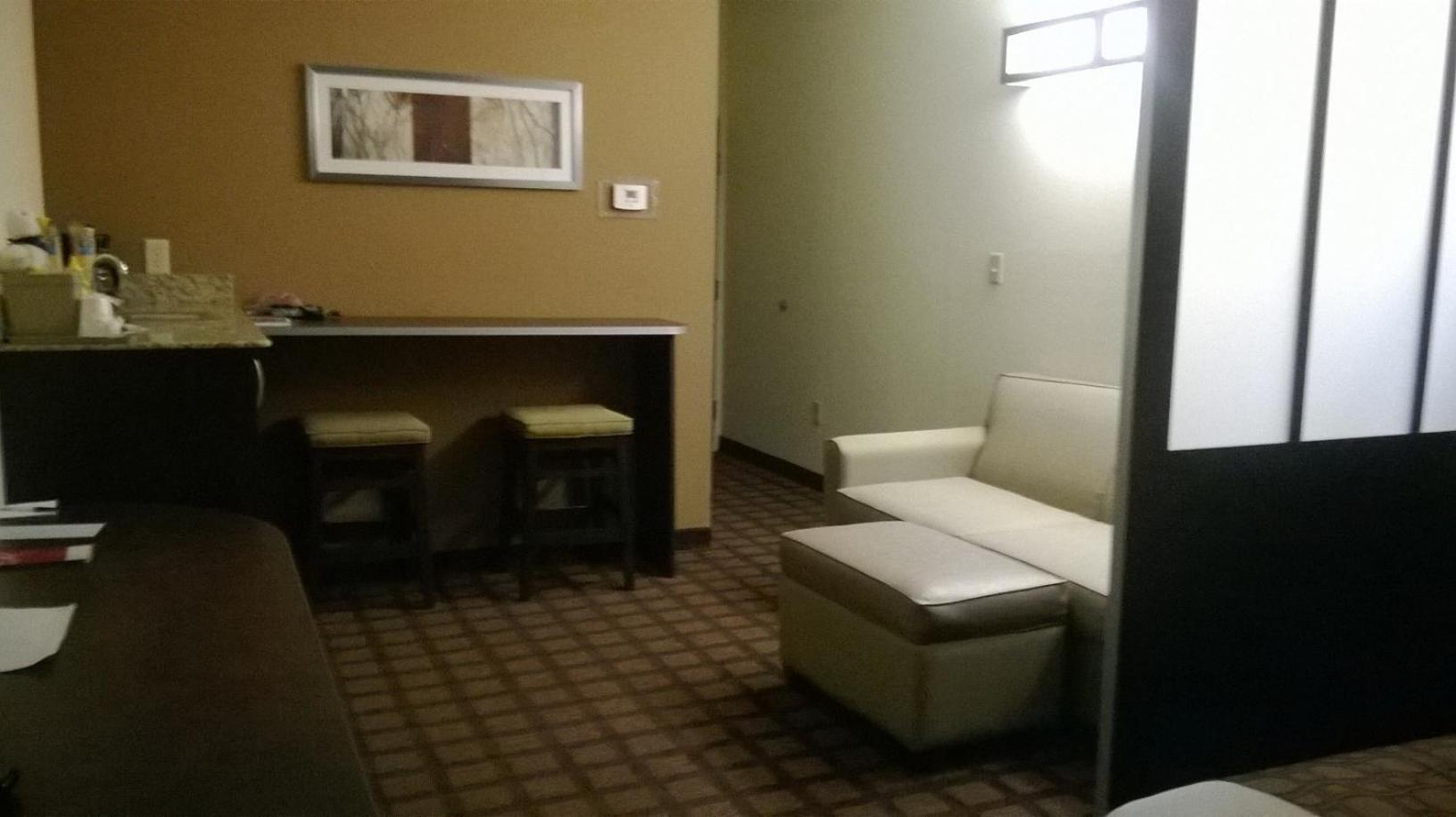 Queen Room with Roll In Shower - Mobility Accessible Suite/Non-Smoking - Photo 2