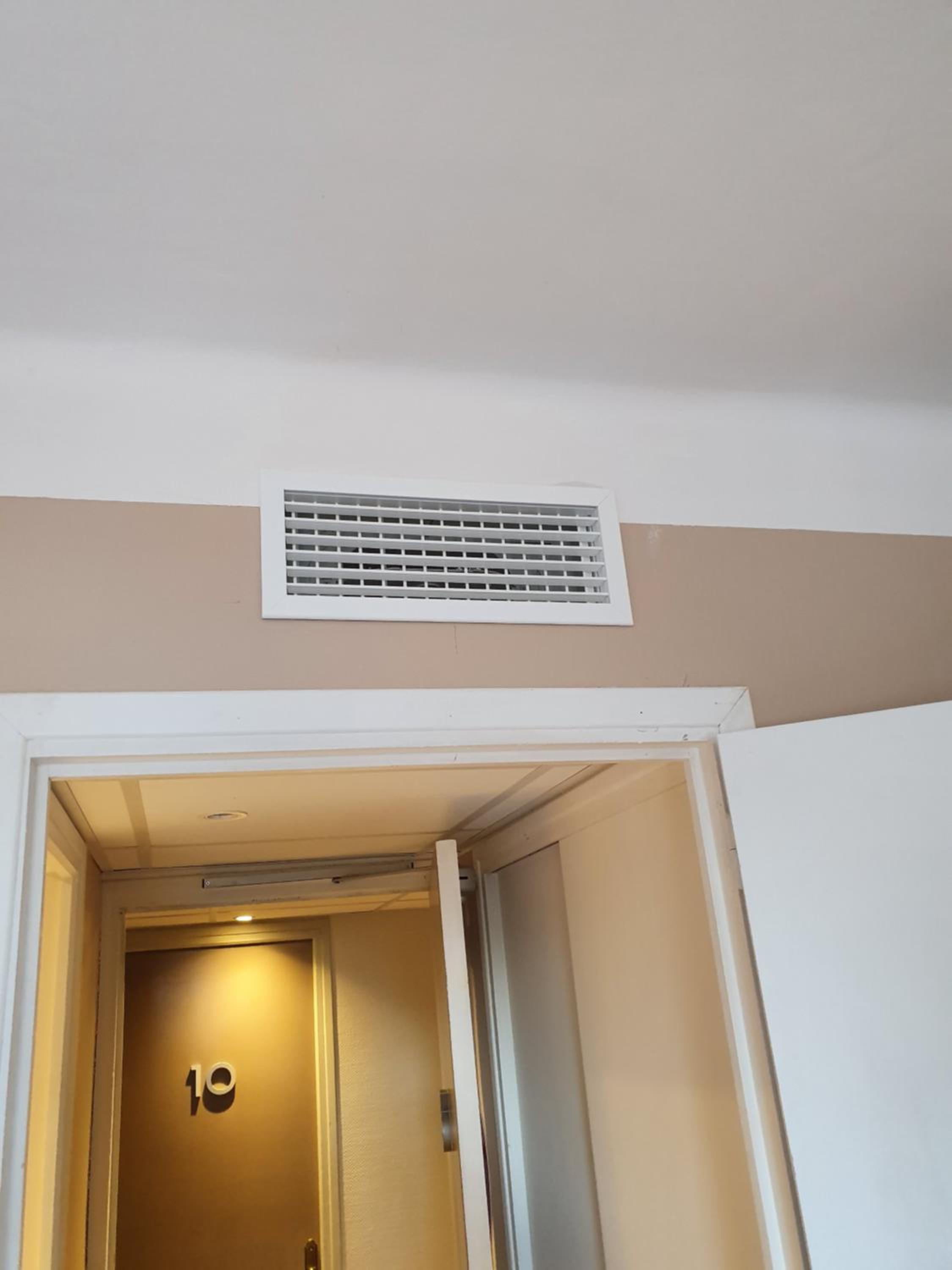 Economy twin room (shared toilets and private bathroom)