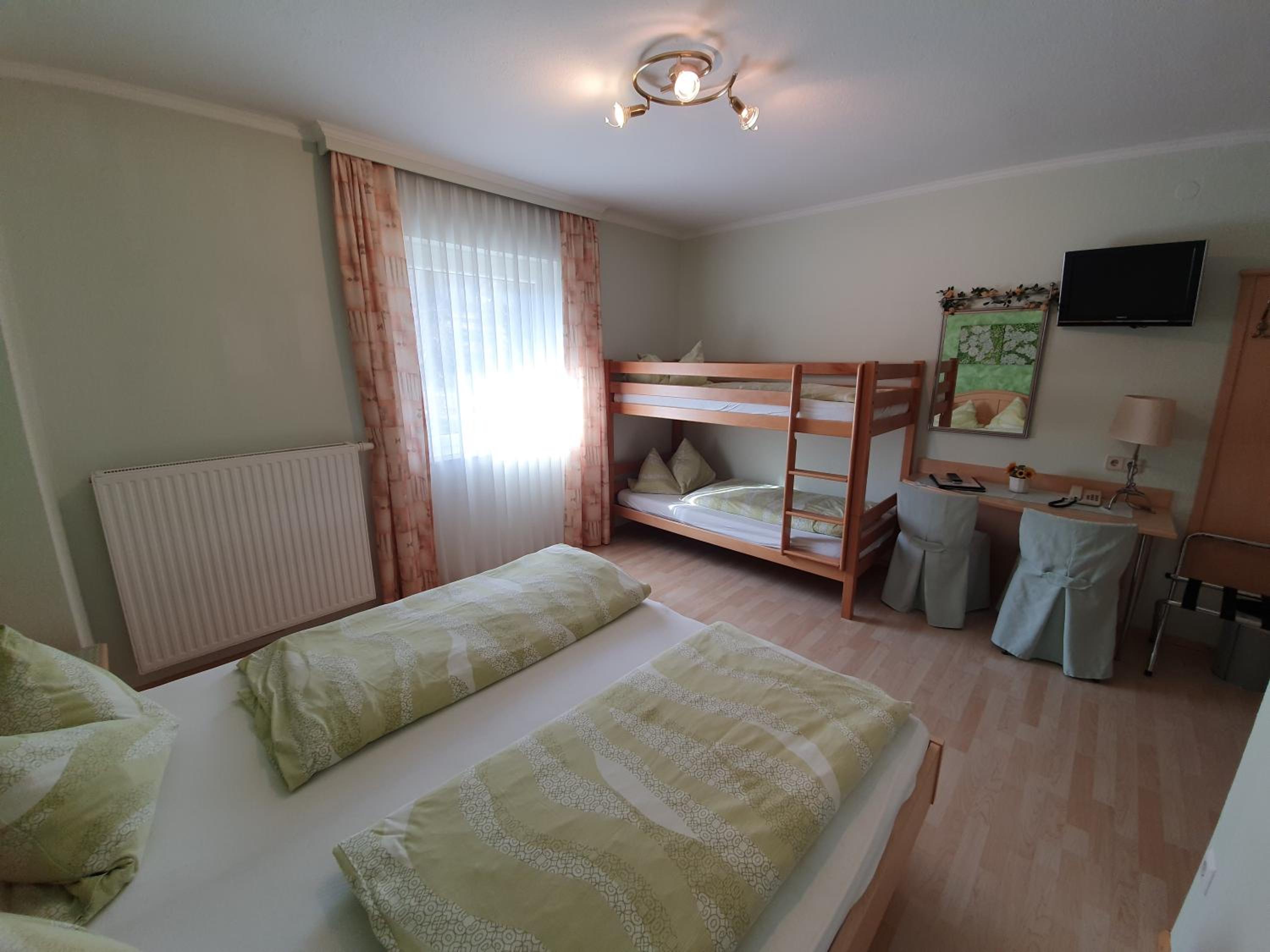 Family Room (2 Adults + 2 Children) - Photo 8