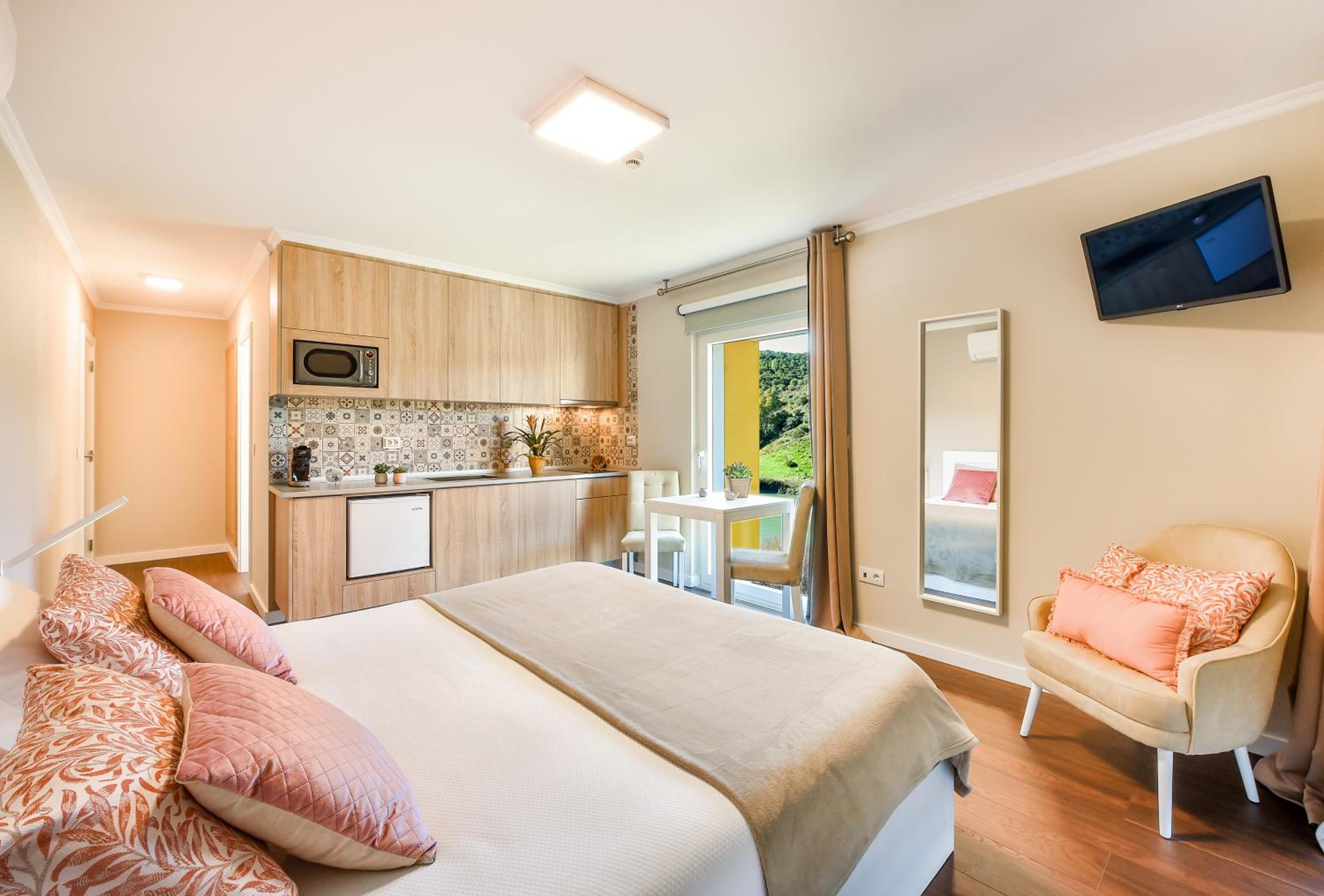 Deluxe Double Room with Bath photo 3