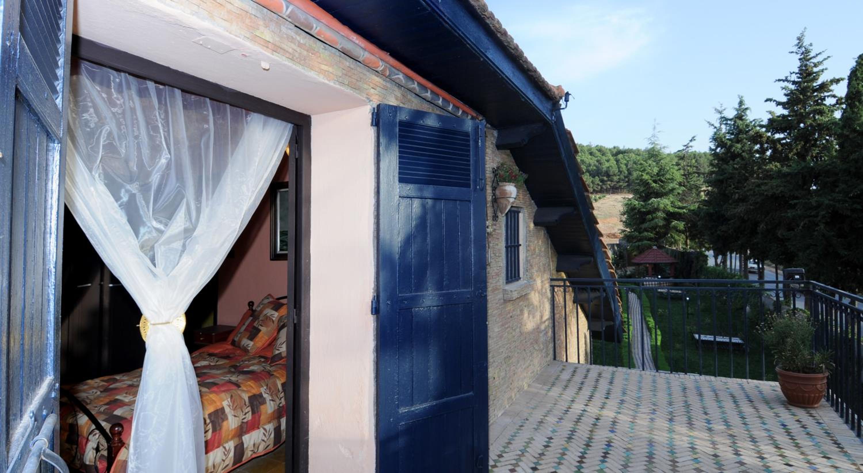 Double Room with Balcony - Photo 3